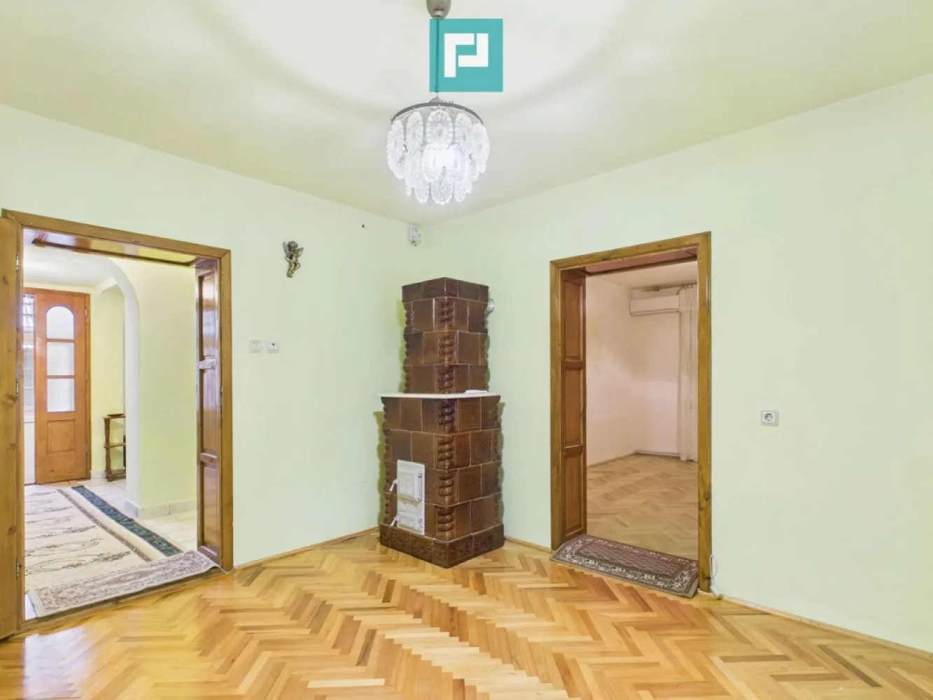 Casă cu 2 corpuri și 5 camere în Livada - Se oferă spre vânzare proprietate situată în localitatea Livada, compusă din două corpuri de clădire, ideale pentru două familii care doresc să locuiască împreună, dar cu un grad de independență. Construcția este realizată astfel: un corp din văiugă un corp din cărămidă Suprafața totală utilă este de 156 mp, compartimentată în: 5 camere 2 bucătării 2 băi Imobilul dispune de geamuri termopan, asigurând confort termic și fonic sporit. Utilități disponibile: gaz, curent electric, apă și canalizare. Terenul are o suprafață de 834 mp, cu grădină generoasă, ideală pentru relaxare sau diverse amenajări. Proprietatea este situată într-o zonă liniștită, potrivită pentru locuire permanentă. Această proprietate reprezintă o soluție foarte bună pentru două familii sau pentru o familie extinsă. Consultanți imobiliari: Szekeres Carol Telefon: 0729 966 649 Email: carol.szekeres@propertylab.ro Cristina Sipea Telefon: 0741 688 040 Email: cristina.sipea@propertylab.ro CP2895349 }}