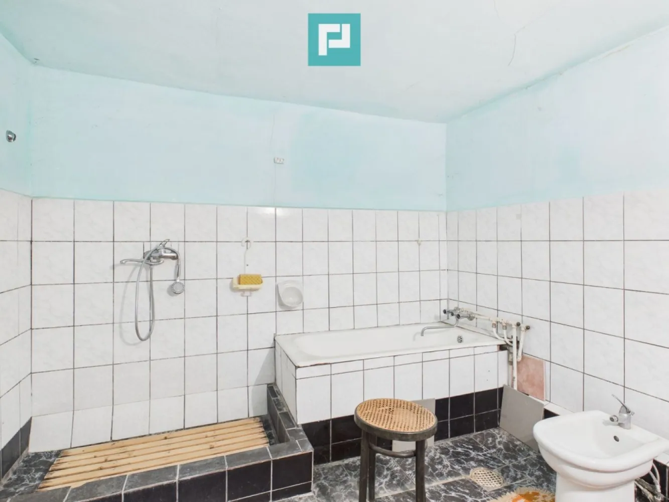 Casă cu 2 corpuri și 5 camere în Livada