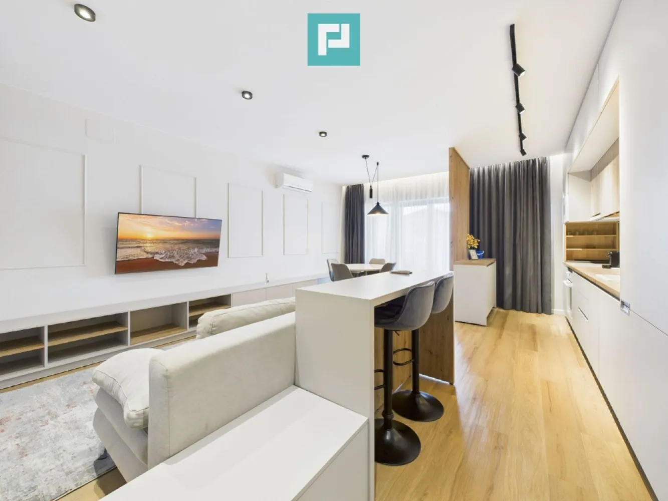 Apartament spațios, vedere și facilități premium - Apartament spațios, vedere și facilități premium Descoperă eleganța unui apartament modern de 3 camere situat în complexul rezidențial Grand Park Pipera, o comunitate exclusivistă ce oferă locatarilor acces la piscină și sală de sport private, într-un cadru verde și liniștit din nordul Capitalei. Proprietatea se remarcă prin compartimentarea eficientă și finisajele de calitate: un living generos cu bucătărie open-space, două dormitoare luminoase (dintre care unul cu baie matrimonială dotată cu cadă și lavoar cu dublă chiuvetă), o a doua baie cu duș și un balcon spectaculos de 18,2 mp, ce se întinde pe întreaga lungime a apartamentului, cu acces atât din living, cât și din dormitoare. Apartamentul beneficiază de luminozitate naturală amplă, spații de depozitare inteligente și un design interior atent gândit pentru confortul zilnic. De asemenea, locurile de parcare dedicate completează perfect confortul oferit de această proprietate. Detalii suplimentare: Localizare: Grand Park Pipera Suprafață balcon: 18,2 mp Compartimentare: living cu bucătărie open space, 2 dormitoare, 2 băi, balcon Etaj: 4 (bloc cu lift) Complex cu piscină și sală de sport pentru rezidenți Acces facil către școli internaționale, zone comerciale și parcuri Un apartament ideal pentru cei care își doresc un stil de viață modern, într-o zonă verde și bine conectată. Apartamentul se închiriază de pe persoană juridică. Dacă îți dorești un loc special în Grand Park Pipera, contactează-mă pentru detalii și vizionare! Consultant imobiliar PropertyLab Diana Ponoran 0758 409 801 CP2894995 }}