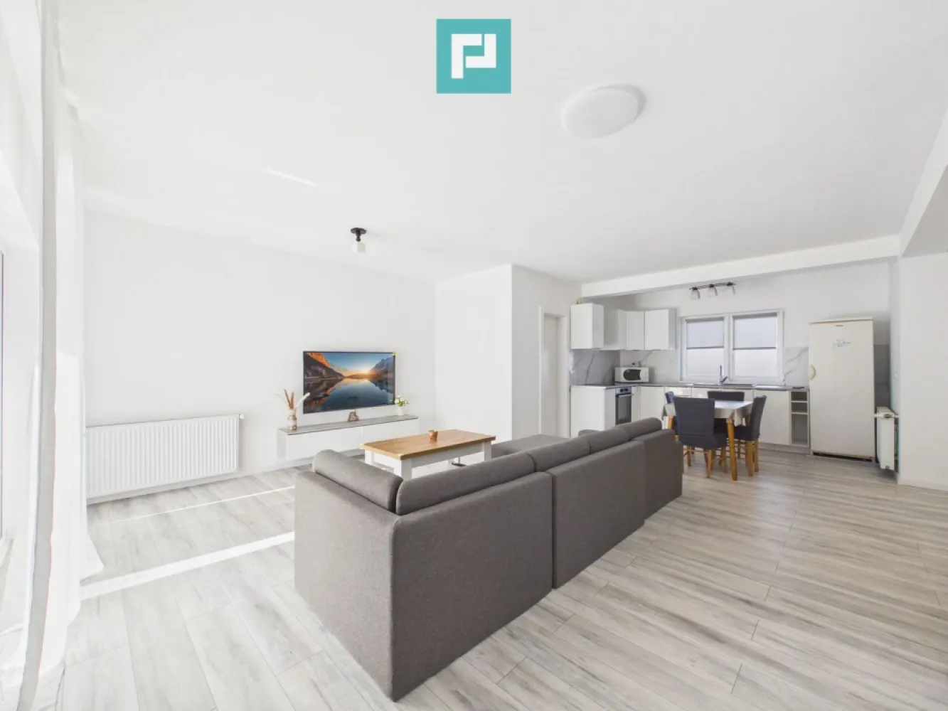 Casă înșiruită în Via Carmina- Vladmirescu - Casă înșiruită cu curte proprie, Vladimirescu – Via Carmina Disponibilă spre închiriere, casă înșiruită situată în Via Carmina, o zonă rezidențială de case din Vladimirescu, apreciată pentru liniște, acces facil și comunitate modernă. Detalii proprietate Casa are o suprafață utilă de aproximativ 65 mp și este amplasată pe un teren de 250 mp, beneficiind de curte proprie și terasă pavată. Compartimentarea este practică și bine gândită: - living spațios cu bucătărie open-space - dormitor cu acces direct către curte - baie - cameră de utilitate Atât zona de zi, cât și dormitorul au ieșire către exterior, oferind lumină naturală și o conexiune plăcută cu curtea. Dotări - bucătărie complet mobilată și utilată - plită, cuptor, hotă - frigider (va fi înlocuit la momentul închirierii) - mașină de spălat rufe - finisaje moderne - încălzire eficientă Curtea proprie oferă un plus important de confort și intimitate, ideal pentru relaxare sau timp petrecut afară. Potrivită pentru - cuplu sau familie tânără - persoane care își doresc o locuință liniștită, într-o zonă de case - chiriași care caută confort, ordine și acces rapid către Arad Dacă locuința ți se potrivește, scrie-mi pentru mai multe detalii și o vizionare. Alexandra Valea-Consultant imobiliar PropertyLab E-mail: alexandra.valea@propertylab.ro Telefon: 0746756071 CP2894957 }}