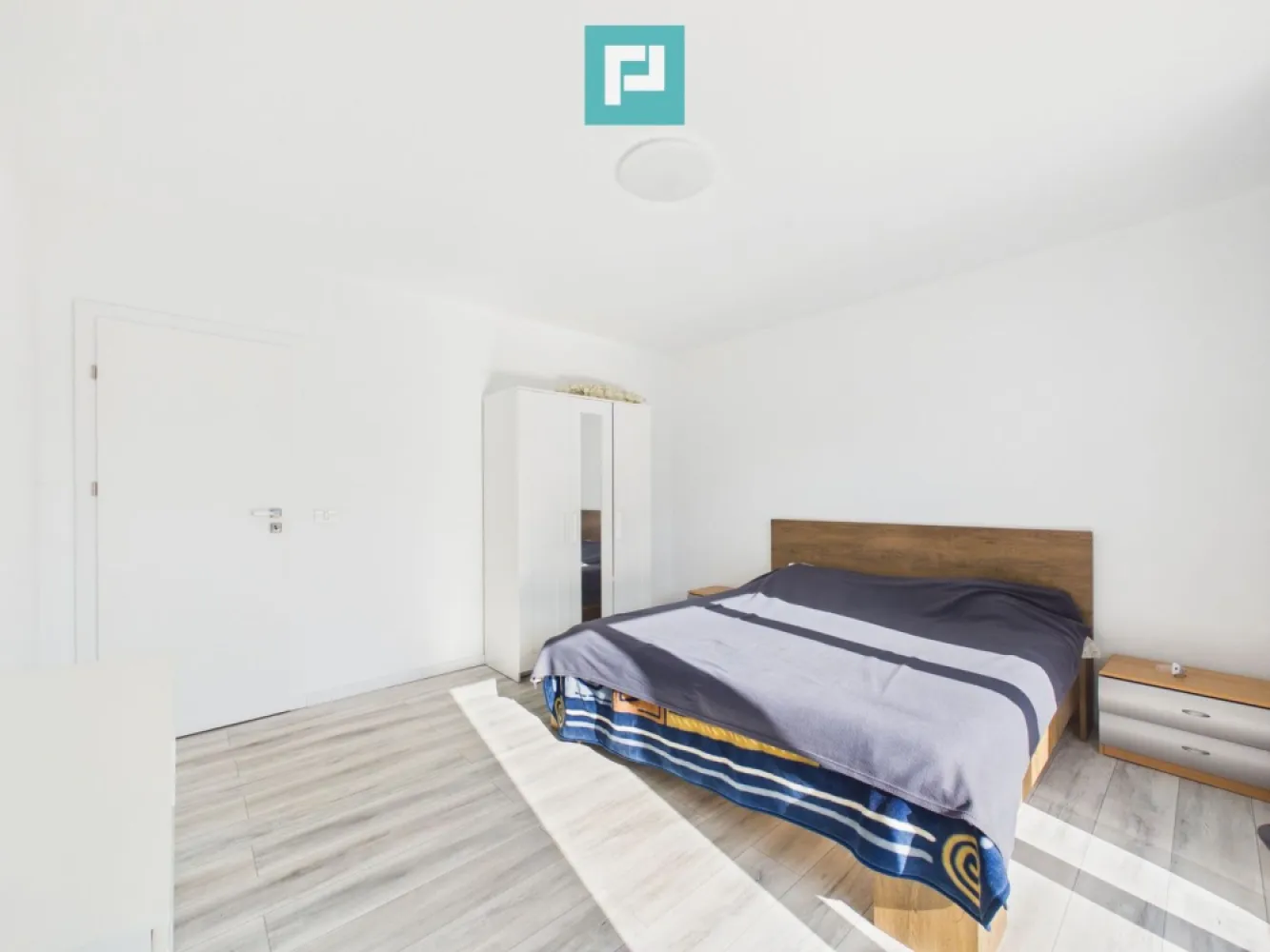 Casă înșiruită în Via Carmina- Vladmirescu - Casă înșiruită cu curte proprie, Vladimirescu – Via Carmina Disponibilă spre închiriere, casă înșiruită situată în Via Carmina, o zonă rezidențială de case din Vladimirescu, apreciată pentru liniște, acces facil și comunitate modernă. Detalii proprietate Casa are o suprafață utilă de aproximativ 65 mp și este amplasată pe un teren de 250 mp, beneficiind de curte proprie și terasă pavată. Compartimentarea este practică și bine gândită: - living spațios cu bucătărie open-space - dormitor cu acces direct către curte - baie - cameră de utilitate Atât zona de zi, cât și dormitorul au ieșire către exterior, oferind lumină naturală și o conexiune plăcută cu curtea. Dotări - bucătărie complet mobilată și utilată - plită, cuptor, hotă - frigider (va fi înlocuit la momentul închirierii) - mașină de spălat rufe - finisaje moderne - încălzire eficientă Curtea proprie oferă un plus important de confort și intimitate, ideal pentru relaxare sau timp petrecut afară. Potrivită pentru - cuplu sau familie tânără - persoane care își doresc o locuință liniștită, într-o zonă de case - chiriași care caută confort, ordine și acces rapid către Arad Dacă locuința ți se potrivește, scrie-mi pentru mai multe detalii și o vizionare. Alexandra Valea-Consultant imobiliar PropertyLab E-mail: alexandra.valea@propertylab.ro Telefon: 0746756071 CP2894957 }}