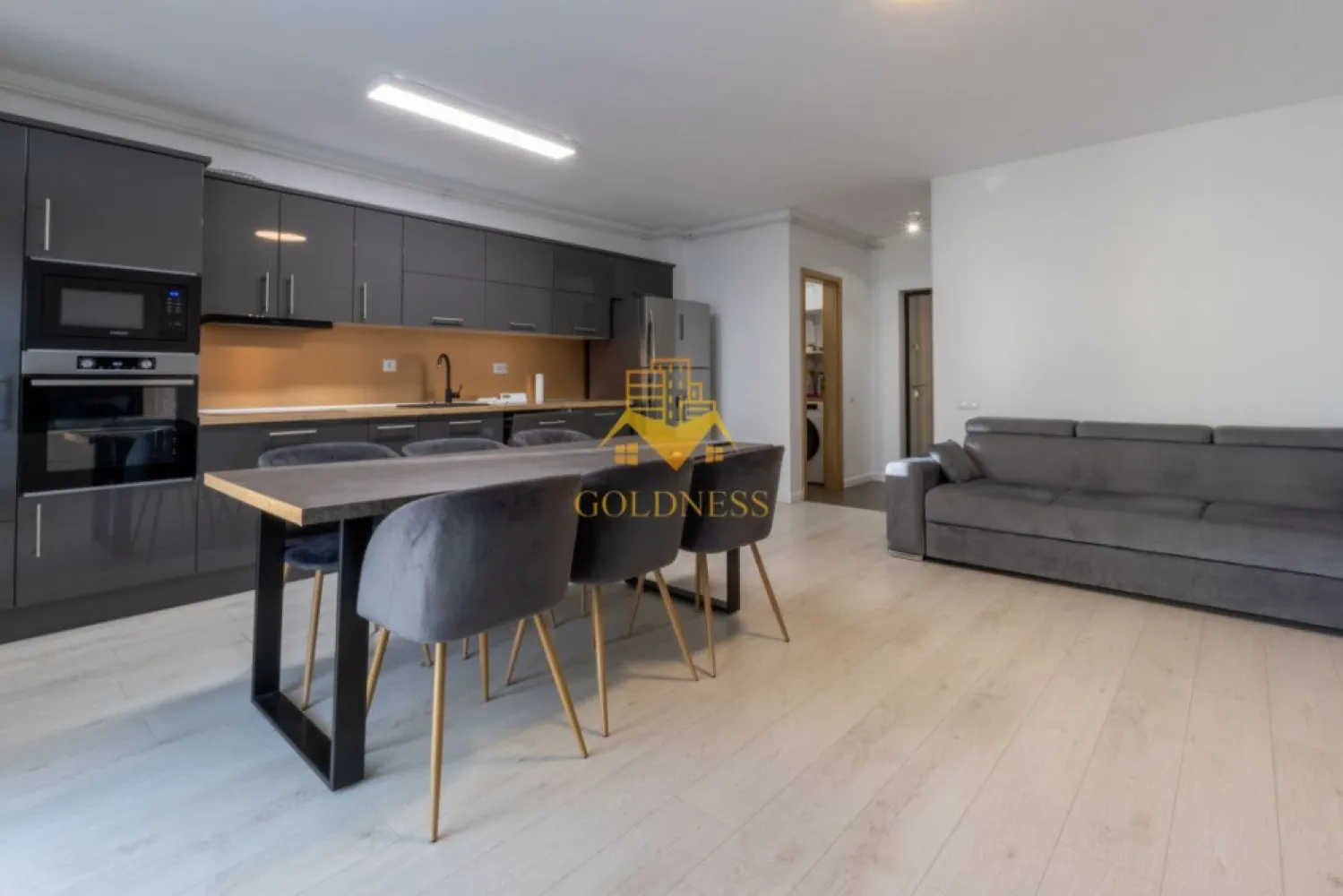 3 camere, 2 bai, parcare, bloc nou, Floresti, Tineretului, Avram Iancu - GOLDNESS Imobiliare vă propune spre închiriere un apartament cu 3 camere complet mobilat și utilat, la etajul 1 într-un imobil de 5 etaje, în Floresti. 
Apartamentul este compartimentat astfel:
 - dormitor cu pat matrimonial, dressing, noptiere, TV
 - dormitor cu pat, spatiu pentru depozitare
 - living cu bucatarie open-space complet utilată, canapea extensibila, loc de servit masa, TV
 - baie cu cada, port prosop și dulap pentru depozitare.
 - baie de serviciu
 - balcon de 5 mp.
 - logie de 7 mp

Imobilul este dotat cu toate cele necesare- centrală proprie, mașină de spălat haine, masina de spalat vase, frigider, plită electrică, hotă, etc. 
Se află în apropierea stațiilor de transport în comun, magazine, restaurante, spații verzi, farmacii, etc. 
Dispune de parcare !

Dacă sunteți interesați de acest apartament și doriți să îl vizionați, dar și pentru alte oferte sau detalii nu ezitați să ne contactați telefonic sau prin e-mail - goldnessimobiliare@gmail.com. Vă stăm la dispoziție!