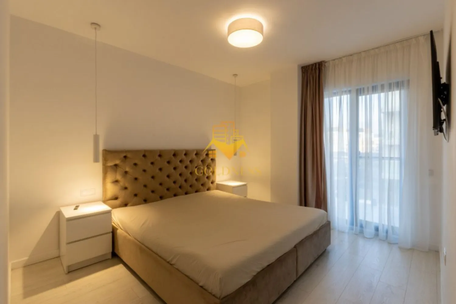3 camere, 2 bai, parcare, bloc nou, Floresti, Tineretului, Avram Iancu - GOLDNESS Imobiliare vă propune spre închiriere un apartament cu 3 camere complet mobilat și utilat, la etajul 1 într-un imobil de 5 etaje, în Floresti. 
Apartamentul este compartimentat astfel:
 - dormitor cu pat matrimonial, dressing, noptiere, TV
 - dormitor cu pat, spatiu pentru depozitare
 - living cu bucatarie open-space complet utilată, canapea extensibila, loc de servit masa, TV
 - baie cu cada, port prosop și dulap pentru depozitare.
 - baie de serviciu
 - balcon de 5 mp.
 - logie de 7 mp

Imobilul este dotat cu toate cele necesare- centrală proprie, mașină de spălat haine, masina de spalat vase, frigider, plită electrică, hotă, etc. 
Se află în apropierea stațiilor de transport în comun, magazine, restaurante, spații verzi, farmacii, etc. 
Dispune de parcare !

Dacă sunteți interesați de acest apartament și doriți să îl vizionați, dar și pentru alte oferte sau detalii nu ezitați să ne contactați telefonic sau prin e-mail - goldnessimobiliare@gmail.com. Vă stăm la dispoziție!