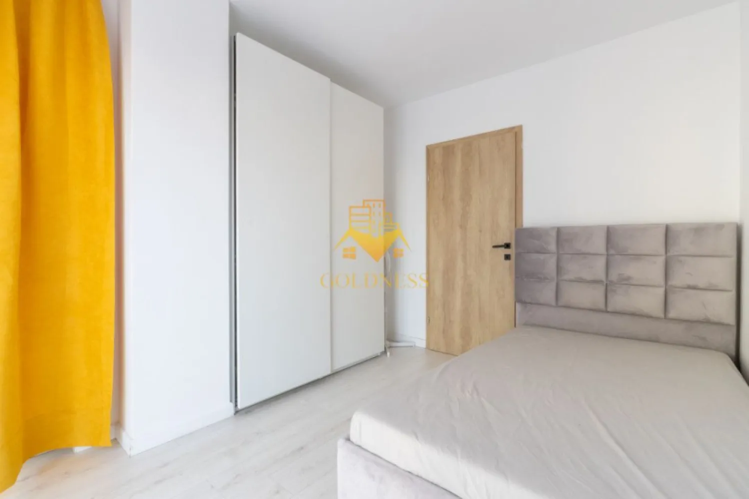 3 camere, 2 bai, parcare, bloc nou, Floresti, Tineretului, Avram Iancu - GOLDNESS Imobiliare vă propune spre închiriere un apartament cu 3 camere complet mobilat și utilat, la etajul 1 într-un imobil de 5 etaje, în Floresti. 
Apartamentul este compartimentat astfel:
 - dormitor cu pat matrimonial, dressing, noptiere, TV
 - dormitor cu pat, spatiu pentru depozitare
 - living cu bucatarie open-space complet utilată, canapea extensibila, loc de servit masa, TV
 - baie cu cada, port prosop și dulap pentru depozitare.
 - baie de serviciu
 - balcon de 5 mp.
 - logie de 7 mp

Imobilul este dotat cu toate cele necesare- centrală proprie, mașină de spălat haine, masina de spalat vase, frigider, plită electrică, hotă, etc. 
Se află în apropierea stațiilor de transport în comun, magazine, restaurante, spații verzi, farmacii, etc. 
Dispune de parcare !

Dacă sunteți interesați de acest apartament și doriți să îl vizionați, dar și pentru alte oferte sau detalii nu ezitați să ne contactați telefonic sau prin e-mail - goldnessimobiliare@gmail.com. Vă stăm la dispoziție!