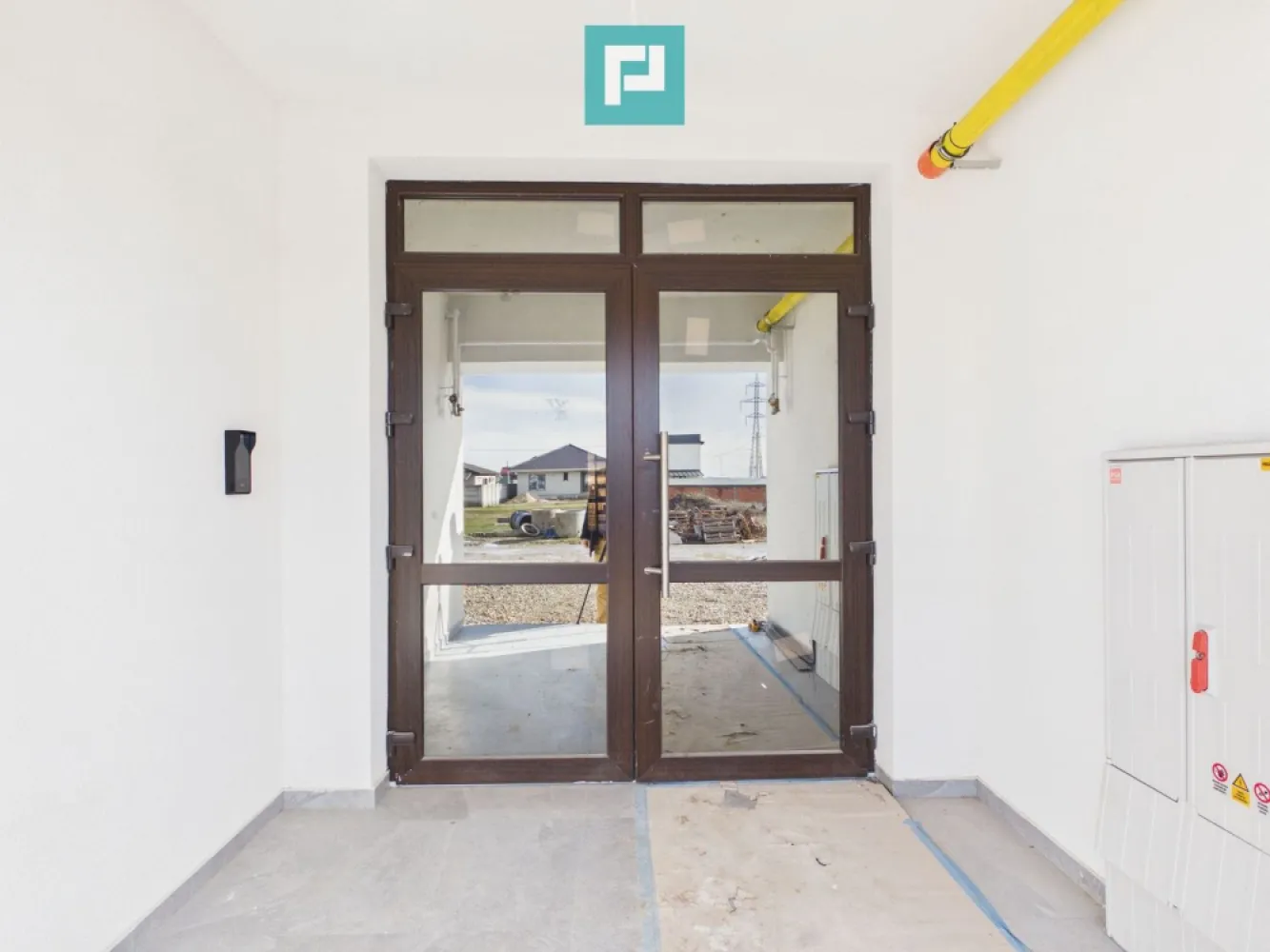 Apartamente noi Sântandrei, la alb 2026 - Disponibile spre vânzare apartamente în bloc nou – finalizare 2026, situate în Sântandrei, județul Bihor, într-o zonă rezidențială în dezvoltare, cu acces rapid spre Oradea. Unitățile sunt predate semifinisate la alb, ideale pentru personalizare completă după preferințele cumpărătorului. Proiectul include tipologii diferite de apartamente cu 2 și 3 camere, potrivite atât pentru locuire, cât și pentru investiție. Caracteristici principale: bloc nou, termen finalizare: 2026 apartamente cu 2 și 3 camere compartimentări variate predare la stadiu semifinisat la alb construcție modernă, eficientă energetic zonă aerisită, în plină dezvoltare prețuri de dezvoltator Potrivite pentru: familii tinere cumpărători prima locuință investitori (randament bun la închiriere) Pentru planuri, suprafețe disponibile și grila de prețuri, solicită detalii. Vizionările și rezervările se fac în ordinea solicitărilor. Ramon Morar - Consultant Imobiliar Telefon - 0771796288 Email - ramon.morar@propertylab.ro COD - CP2894799 }}