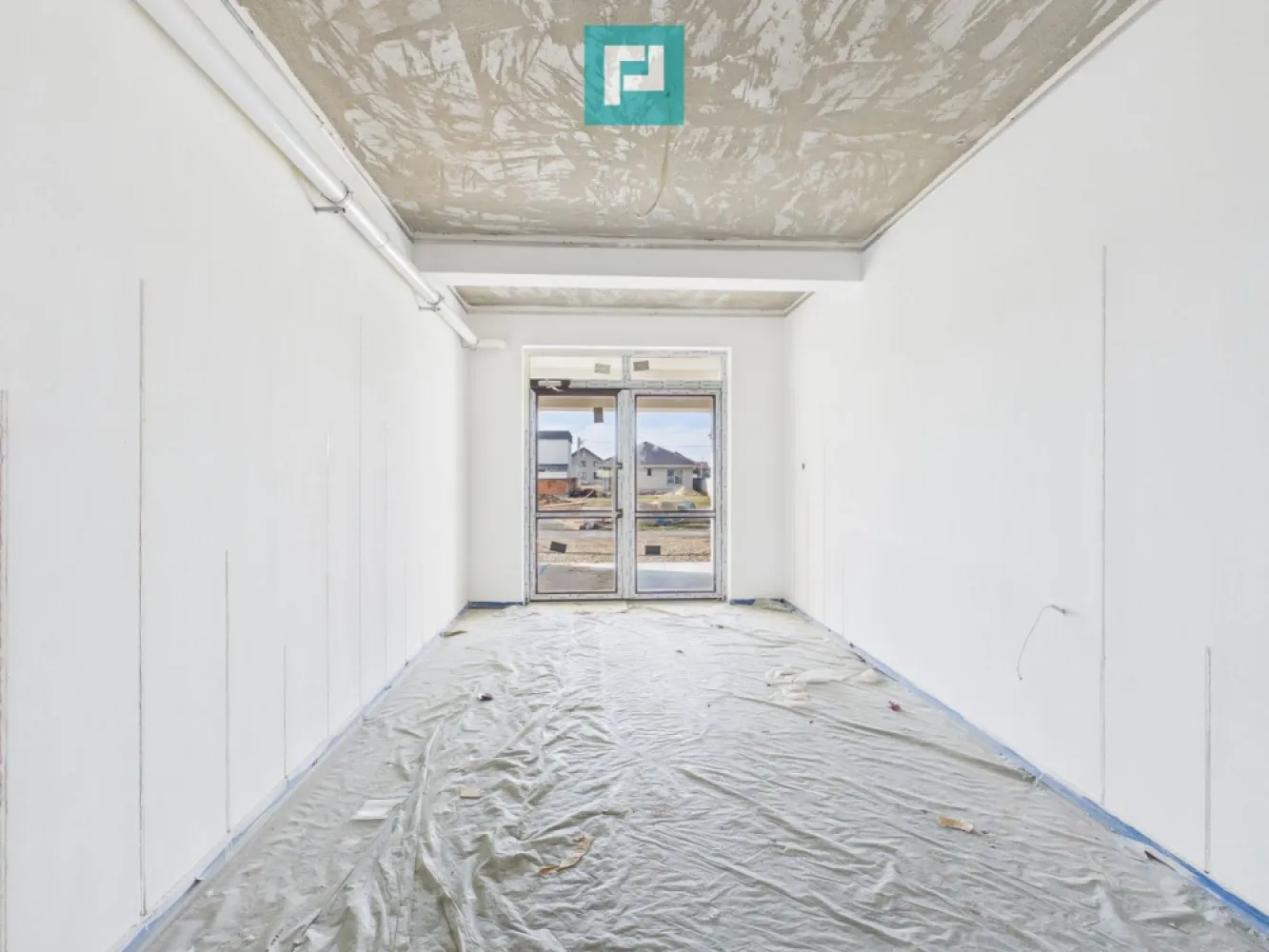 Apartamente noi Sântandrei, la alb 2026 - Disponibile spre vânzare apartamente în bloc nou – finalizare 2026, situate în Sântandrei, județul Bihor, într-o zonă rezidențială în dezvoltare, cu acces rapid spre Oradea. Unitățile sunt predate semifinisate la alb, ideale pentru personalizare completă după preferințele cumpărătorului. Proiectul include tipologii diferite de apartamente cu 2 și 3 camere, potrivite atât pentru locuire, cât și pentru investiție. Caracteristici principale: bloc nou, termen finalizare: 2026 apartamente cu 2 și 3 camere compartimentări variate predare la stadiu semifinisat la alb construcție modernă, eficientă energetic zonă aerisită, în plină dezvoltare prețuri de dezvoltator Potrivite pentru: familii tinere cumpărători prima locuință investitori (randament bun la închiriere) Pentru planuri, suprafețe disponibile și grila de prețuri, solicită detalii. Vizionările și rezervările se fac în ordinea solicitărilor. Ramon Morar - Consultant Imobiliar Telefon - 0771796288 Email - ramon.morar@propertylab.ro COD - CP2894799 }}