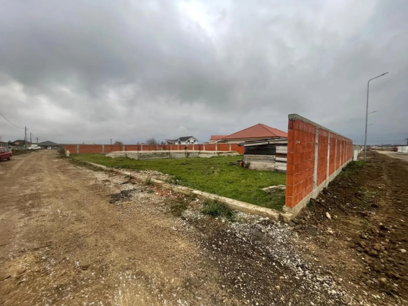 Teren intravilan, fundatie proiect casa, gard si utilitati-Zona Cheriu - Teren intravilan cu fundatie si proiect casa, gard si utilitati-Zona Cheriu De vanzare teren intravilan in suprafata de 800 mp cu fundație, și proiect de casă în zona Cheriu,la doar 15 minute de mers cu mașina de centrul orașului Oradea. Proprietatea dispune de toate utilitățile: apă, curent electric, gazul la stradă, canalizare. Terenul este imprejmuit cu gard din caramida, o parcela pe colt avand un front generos de cca 30 ml deschidere. Construcție existentă: -fundație realizată în 2023 -proiect aprobat pentru locuintă familială cu regim de înalțime parter -amprenta la sol 184 mp -suprafața desfășurată: 184 mp Proiectul este ideal pentru o casă modernă, spațioasă și funcțională, potrivită unei familii care își doreste confort și intimitate, dar și proximitatea față de oraș. Avantaje: Terenul este gata de continuare a construcției- fundația este finalizată, iar proiectul este pregătit Zona linistită, potrivit pentru viața de familie Acces rapid către Oradea Zonă în dezvoltare, cu potențial de creștere a valorii imobiliare Pret: 93.000 euro neg Contact: Sorin Gligor Tel: 0731.290.032 }}