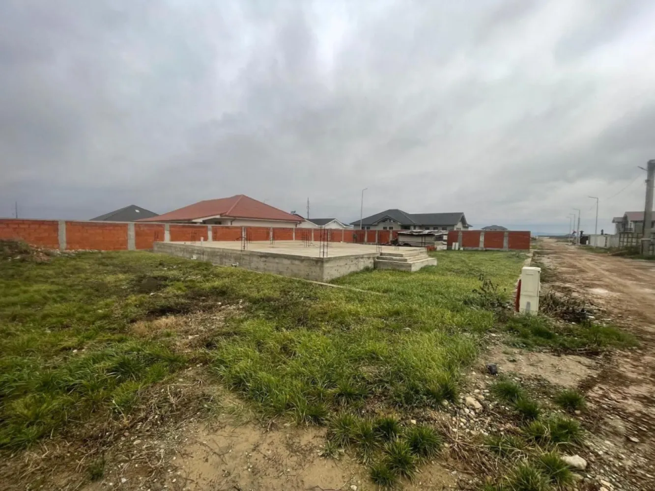 Teren intravilan, fundatie proiect casa, gard si utilitati-Zona Cheriu - Teren intravilan cu fundatie si proiect casa, gard si utilitati-Zona Cheriu De vanzare teren intravilan in suprafata de 800 mp cu fundație, și proiect de casă în zona Cheriu,la doar 15 minute de mers cu mașina de centrul orașului Oradea. Proprietatea dispune de toate utilitățile: apă, curent electric, gazul la stradă, canalizare. Terenul este imprejmuit cu gard din caramida, o parcela pe colt avand un front generos de cca 30 ml deschidere. Construcție existentă: -fundație realizată în 2023 -proiect aprobat pentru locuintă familială cu regim de înalțime parter -amprenta la sol 184 mp -suprafața desfășurată: 184 mp Proiectul este ideal pentru o casă modernă, spațioasă și funcțională, potrivită unei familii care își doreste confort și intimitate, dar și proximitatea față de oraș. Avantaje: Terenul este gata de continuare a construcției- fundația este finalizată, iar proiectul este pregătit Zona linistită, potrivit pentru viața de familie Acces rapid către Oradea Zonă în dezvoltare, cu potențial de creștere a valorii imobiliare Pret: 93.000 euro neg Contact: Sorin Gligor Tel: 0731.290.032 }}