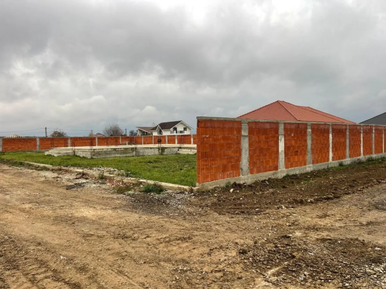 Teren intravilan, fundatie proiect casa, gard si utilitati-Zona Cheriu - Teren intravilan cu fundatie si proiect casa, gard si utilitati-Zona Cheriu De vanzare teren intravilan in suprafata de 800 mp cu fundație, și proiect de casă în zona Cheriu,la doar 15 minute de mers cu mașina de centrul orașului Oradea. Proprietatea dispune de toate utilitățile: apă, curent electric, gazul la stradă, canalizare. Terenul este imprejmuit cu gard din caramida, o parcela pe colt avand un front generos de cca 30 ml deschidere. Construcție existentă: -fundație realizată în 2023 -proiect aprobat pentru locuintă familială cu regim de înalțime parter -amprenta la sol 184 mp -suprafața desfășurată: 184 mp Proiectul este ideal pentru o casă modernă, spațioasă și funcțională, potrivită unei familii care își doreste confort și intimitate, dar și proximitatea față de oraș. Avantaje: Terenul este gata de continuare a construcției- fundația este finalizată, iar proiectul este pregătit Zona linistită, potrivit pentru viața de familie Acces rapid către Oradea Zonă în dezvoltare, cu potențial de creștere a valorii imobiliare Pret: 93.000 euro neg Contact: Sorin Gligor Tel: 0731.290.032 }}