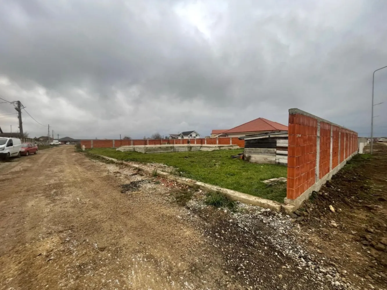 Teren intravilan, fundatie proiect casa, gard si utilitati-Zona Cheriu