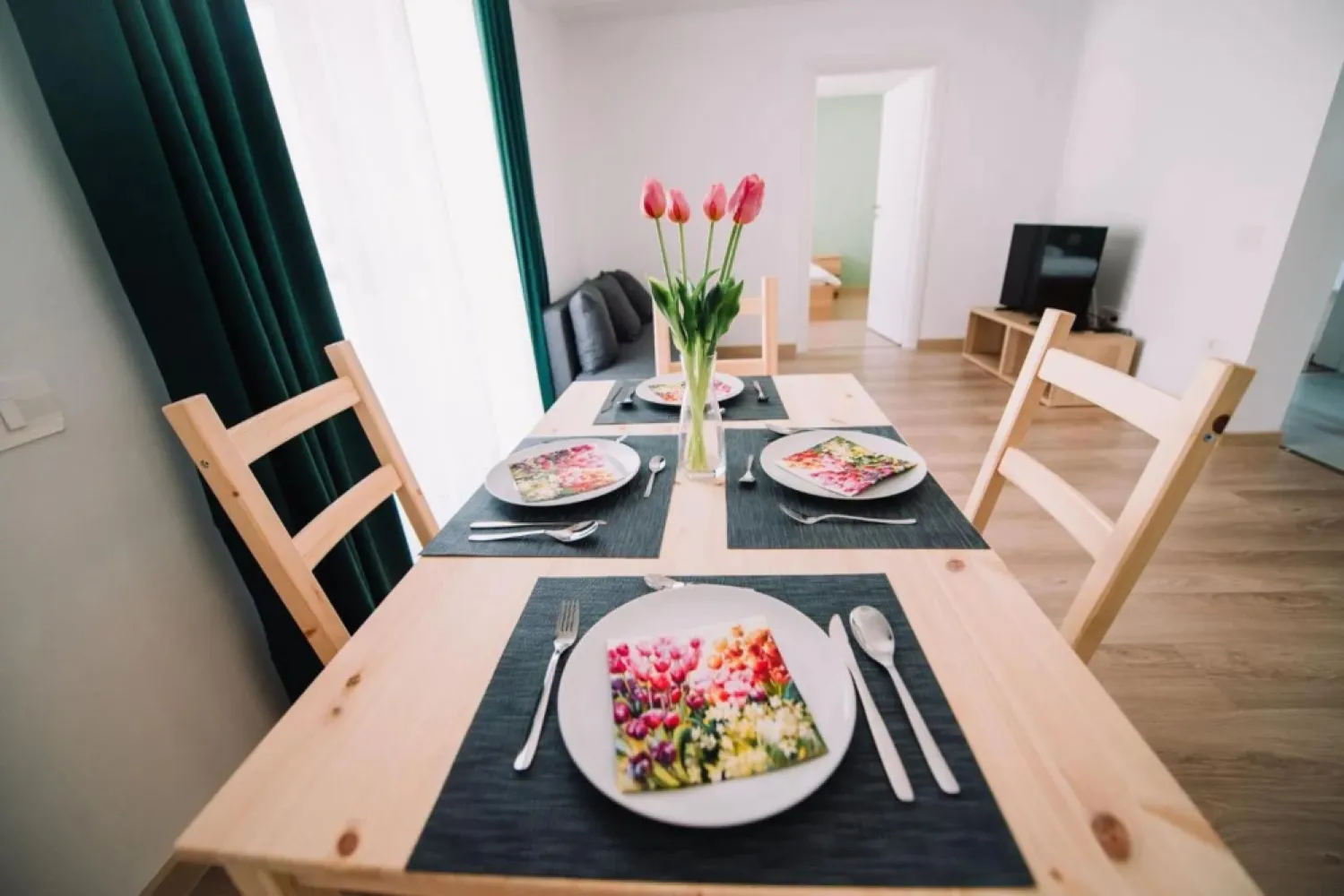 Ap cu 2 camere la cheie, mobilat/utilat + parcare inclusă-99000 e+tva - De vânzare apartament cu 2 camere la cheie, mobilat/utilat + parcare inclusă | imobil 2023 | Str. Făcliei Oportunitate de investiție: apartamente cu 2 camere, gata de închiriat (mobilat și utilat), imobil construit în 2023, Str. Făcliei – zonă liniștită, cu parcare privată. Facilități: - Predare imediată - Mobilier + electrocasnice incluse - Parcare privată inclusă - Încălzire în pardoseală + centrală pe gaz + AC - Sistem fotovoltaic – costuri optimizate (detalii la cerere) Suprafață: 50 mp utili Preț: 99.000 € + TVA Contact pentru poze, plan, disponibilități și vizionare. Sorin Gligor: 0731 290 032 }}