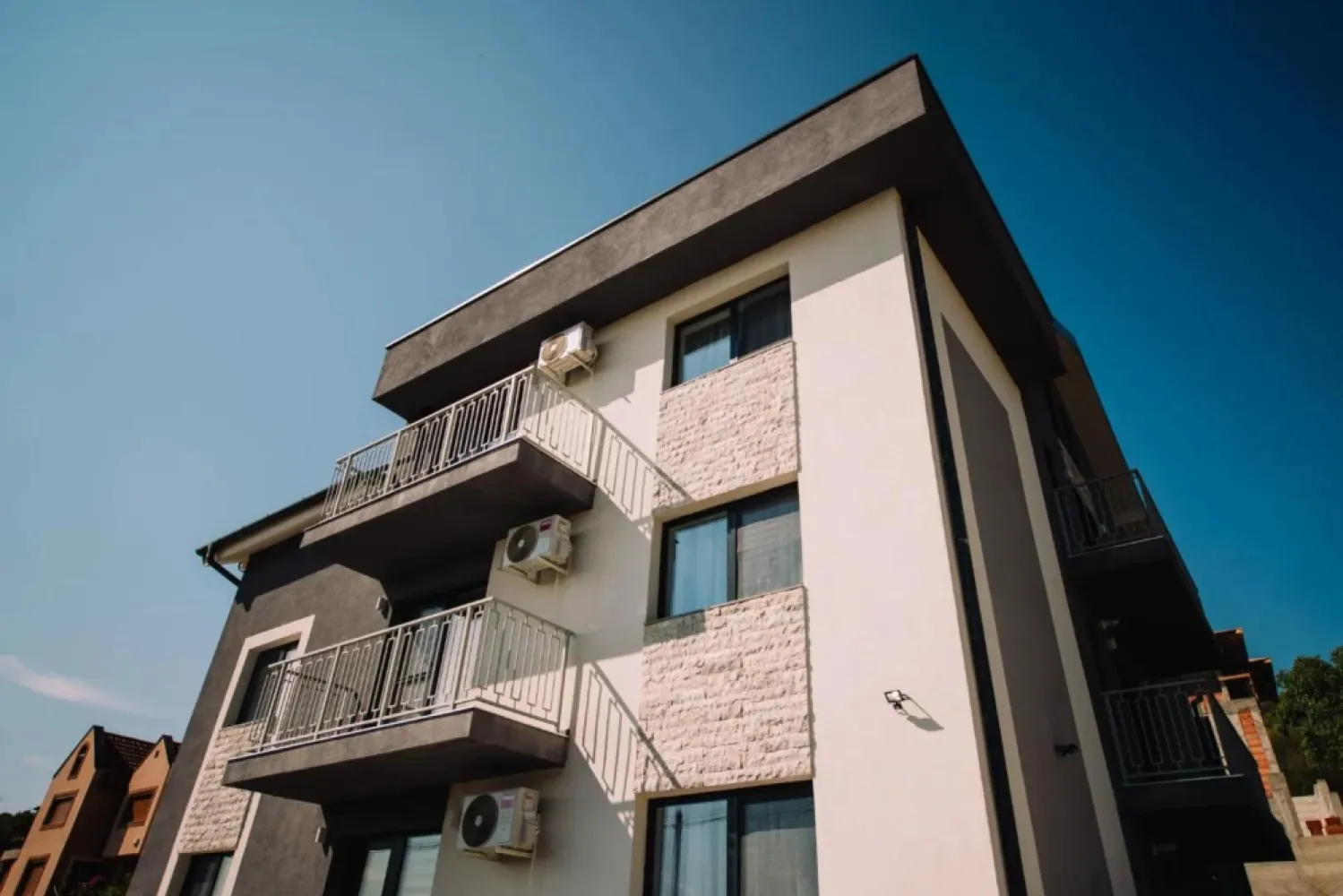 Ap cu 2 camere la cheie, mobilat/utilat + parcare inclusă-99000 e+tva - De vânzare apartament cu 2 camere la cheie, mobilat/utilat + parcare inclusă | imobil 2023 | Str. Făcliei Oportunitate de investiție: apartamente cu 2 camere, gata de închiriat (mobilat și utilat), imobil construit în 2023, Str. Făcliei – zonă liniștită, cu parcare privată. Facilități: - Predare imediată - Mobilier + electrocasnice incluse - Parcare privată inclusă - Încălzire în pardoseală + centrală pe gaz + AC - Sistem fotovoltaic – costuri optimizate (detalii la cerere) Suprafață: 50 mp utili Preț: 99.000 € + TVA Contact pentru poze, plan, disponibilități și vizionare. Sorin Gligor: 0731 290 032 }}