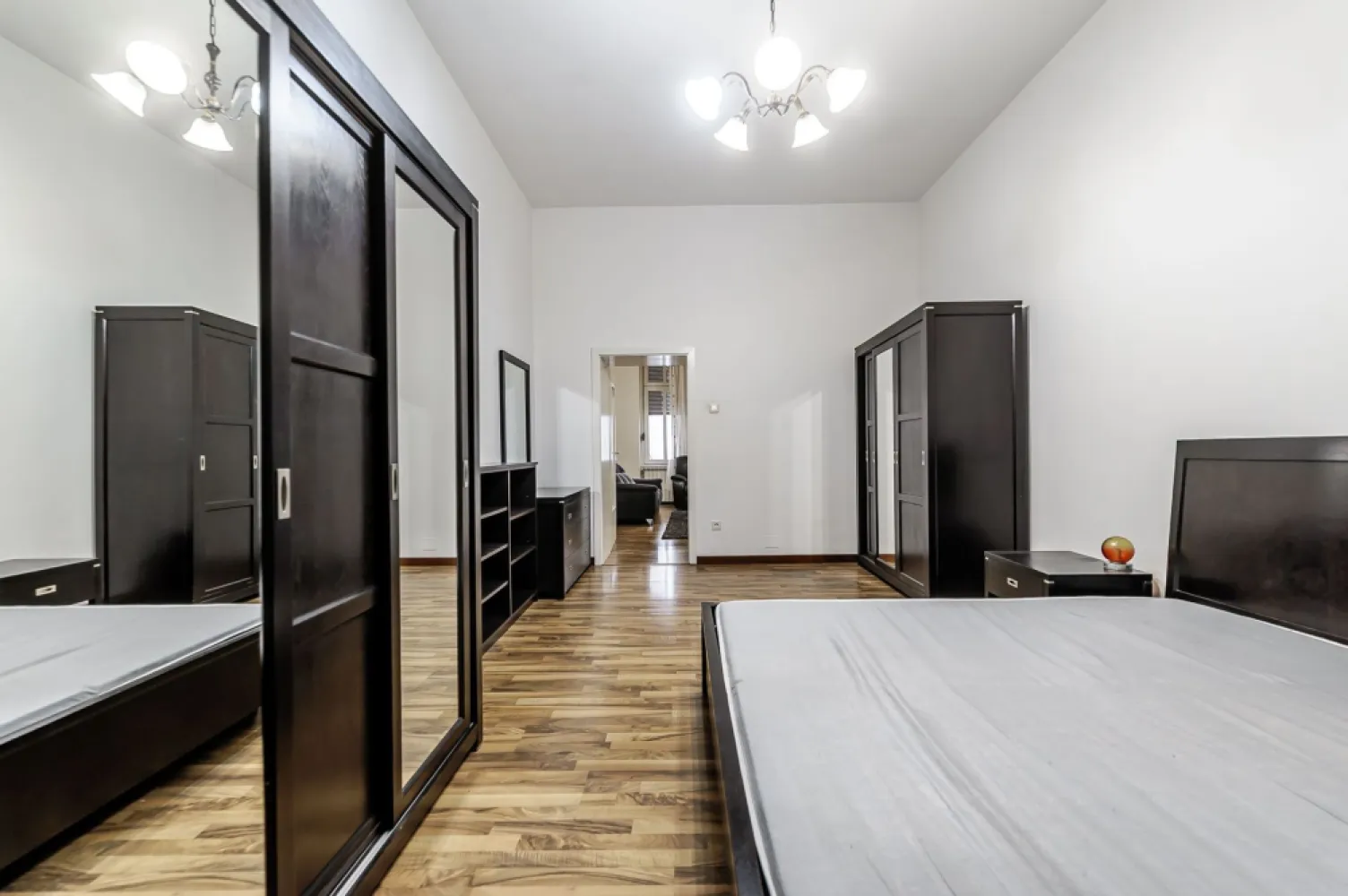 Apartament 2 camere - Etaj 1 - Palatul Neumann, Arad - COMISION 0 - ✨ Raritate pe piață! Apartament cu 2 camere în Palatul Neumann – clădire emblematică din centrul Aradului (cea cu McDonald’s 🍔).
📍 Locație ultracentrală | ⬆️ etaj 1/2

🏡 60 mp utili, mobilat & utilat
🔥 Centrală termică pe gaz
🌆 Vedere din dormitor spre strada Horia
🚗 Parcare liberă în curtea comună
⬆️ Posibilitate de etajare interioară datorită înălțimii generoase
✅ Ideal pentru investiție – chirii pe termen lung, regim hotelier sau birou premium

📞 Daniel Hord – 0755 274 519 - Consultant imobiliar
📅 Sună acum și programează o vizionare!

Nu dispui de toată suma? Te ajutăm noi gratuit! Îți obținem oferte de la 16 bănci
Ai o proprietate de vânzare în Arad și vrei să știi cât valorează cu adevărat?
Sună-mă pentru o evaluare GRATUITĂ!