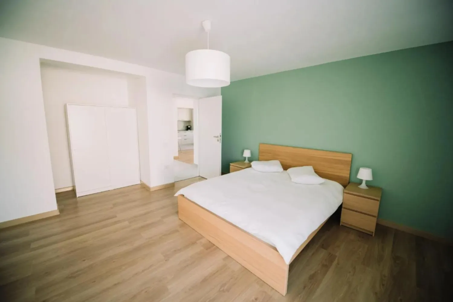 Ap cu 2 camere la cheie, mobilat/utilat + parcare inclusă-99000 e+tva - De vânzare apartament cu 2 camere la cheie, mobilat/utilat + parcare inclusă | imobil 2023 | Str. Făcliei Oportunitate de investiție: apartamente cu 2 camere, gata de închiriat (mobilat și utilat), imobil construit în 2023, Str. Făcliei – zonă liniștită, cu parcare privată. Facilități: - Predare imediată - Mobilier + electrocasnice incluse - Parcare privată inclusă - Încălzire în pardoseală + centrală pe gaz + AC - Sistem fotovoltaic – costuri optimizate (detalii la cerere) Suprafață: 50 mp utili Preț: 99.000 € + TVA Contact pentru poze, plan, disponibilități și vizionare. Sorin Gligor: 0731 290 032 }}