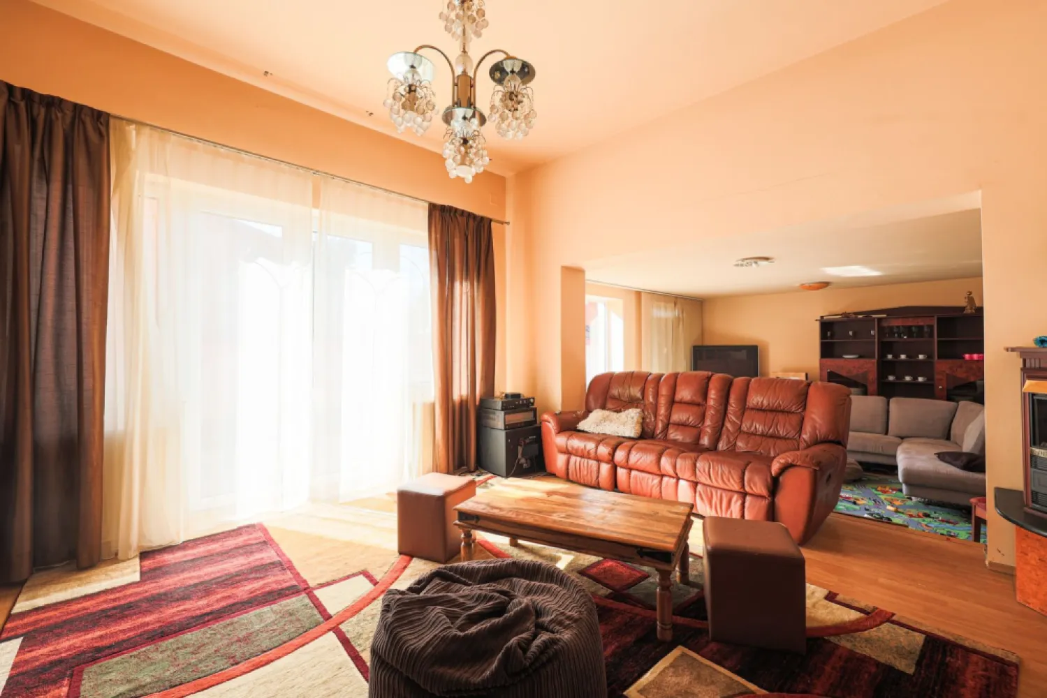 Vilă cu 6 camere în zona rezidențială - Poltura - Casă de vânzare – 6 camere, zonă rezidențială in Arad

Preț nou: 239.000 euro | Comision 0%

O proprietate versatilă, ideală pentru diverse stiluri de viață și nevoi:
- familie numeroasă, care are nevoie de spațiu și confort.
- familie cu copii adolescenți, care își doresc intimitate și propriile spații.
- familie care vrea să-și țină aproape seniorii, oferindu-le în același timp un spațiu privat și confortabil.
- investitori sau proprietari care caută venit suplimentar, prin transformarea unor spații în unități de închiriat sau pentru regim hotelier / Airbnb.

Detalii proprietate: 6 camere spațioase, bine compartimentate, toate decomandate
Suprafață și compartimentare care permit intimitate și flexibilitate
Zonă rezidențială liniștită, aproape de oraș și de drumurile principale cu multiple cai de acces

Această casă oferă intimitate, confort și versatilitate, fiind o alegere inspirată atât pentru locuință personală, cât și pentru investiție.

Pentru detalii și vizionare:
Sebastian Nica – 0722 252 639

Nu dispui de toată suma? Te ajutăm noi gratuit! Îți obținem oferte de la 16 bănci.

Ai o proprietate de vânzare în Arad și vrei să știi cât valorează cu adevărat?
Sună-mă pentru o evaluare gratuită, fără obligații.

Birou: ACASĂ | Agenție imobiliară Arad
Bulevardul Decebal 2, Arad 310133

Cod proprietate: CP2668853