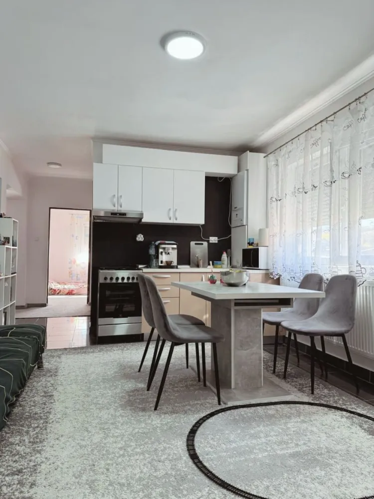 Ap3 camere | Zona QBIZ / Spitalul Județean | Etaj 1- Pret 119.000 euro - Apartament 3 camere | Zona QBIZ / Spitalul Județean | Etaj 1 | Imobil cochet (8 apartamente) De vânzare apartament spațios cu 3 camere, compartimentat practic: 2 dormitoare și living cu bucătărie open-space, cu suprafață utilă de 60 mp, situat la etajul 1 într-un imobil cochet, cu doar 8 apartamente, parte dintr-un complex cu curte comună – ideal pentru familii sau cupluri care caută liniște și siguranță. Localizare excelentă: zona QBIZ / Spitalul Județean, la aproximativ 5 minute de Magazinul Crișul, cu acces rapid către mijloace de transport, magazine, școli și alte puncte de interes. Dotări & avantaje: Centrală proprie pe gaz (încălzire individuală) Aer condiționat pentru confort în orice sezon Se vinde mobilat sau nemobilat, în funcție de preferințele cumpărătorului Curte comună îngrijită, potrivită pentru relaxare sau zonă de joacă pentru copii Preț: 119.000 €, negociabil 📩 Pentru detalii, poze și programare vizionare, te rog să mă contactezi. Sorin Gligor: 0731 290 032 }}