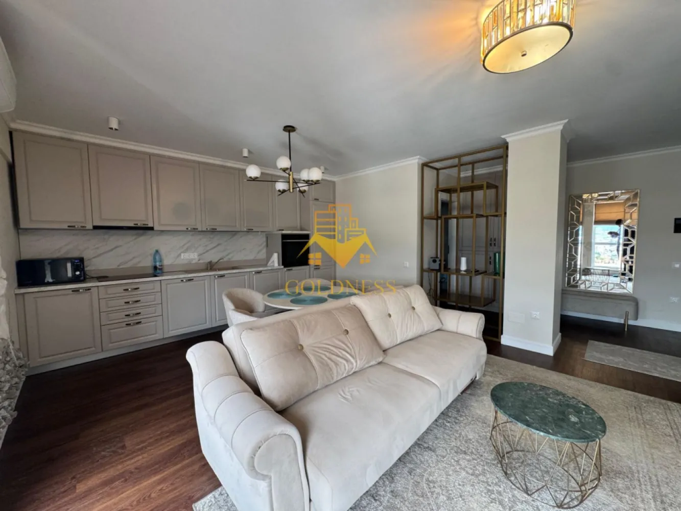 2 camere, lux, bloc nou, parcare, AC, Andrei Muresanu zona Mega Image - GOLDNESS Imobiliare vă propune spre închiriere un apartament cu 2 camere complet mobilat și utilat, la etajul 7 într-un imobil de 7 etaje, în cartierul Andrei Muresanu. Apartamentul este compartimentat astfel:
 - dormitor cu pat matrimonial, dressing, noptiere
 - living cu bucatarie open-space complet utilată, canapea extensibla, loc de servit masa 
 - baie cu cabina de dus, calorifer port prosop inox și dulap pentru depozitare.

Imobilul este dotat cu toate cele necesare- centrală proprie, mașină de spălat haine, frigider, plită electrică, hotă, TV, etc. 
Se află în apropierea stațiilor de transport în comun, magazine, restaurante, spații verzi, farmacii, etc. 
Dispune de loc de parcare subterana!

Dacă sunteți interesați de acest apartament și doriți să îl vizionați, dar și pentru alte oferte sau detalii nu ezitați să ne contactați telefonic sau prin e-mail - goldnessimobiliare@gmail.com. Vă stăm la dispoziție!