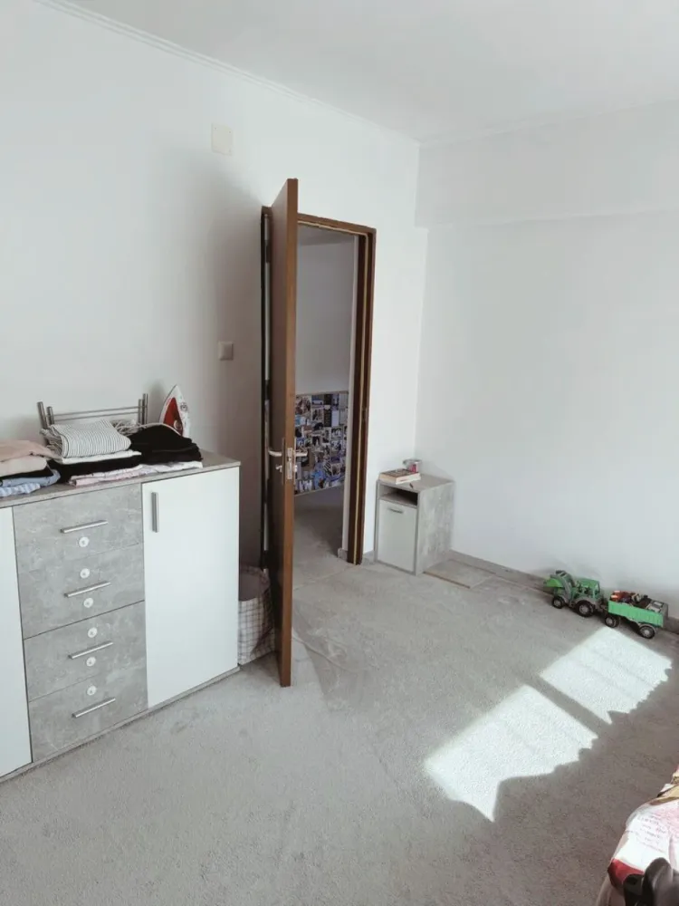 Ap3 camere | Zona QBIZ / Spitalul Județean | Etaj 1- Pret 119.000 euro - Apartament 3 camere | Zona QBIZ / Spitalul Județean | Etaj 1 | Imobil cochet (8 apartamente) De vânzare apartament spațios cu 3 camere, compartimentat practic: 2 dormitoare și living cu bucătărie open-space, cu suprafață utilă de 60 mp, situat la etajul 1 într-un imobil cochet, cu doar 8 apartamente, parte dintr-un complex cu curte comună – ideal pentru familii sau cupluri care caută liniște și siguranță. Localizare excelentă: zona QBIZ / Spitalul Județean, la aproximativ 5 minute de Magazinul Crișul, cu acces rapid către mijloace de transport, magazine, școli și alte puncte de interes. Dotări & avantaje: Centrală proprie pe gaz (încălzire individuală) Aer condiționat pentru confort în orice sezon Se vinde mobilat sau nemobilat, în funcție de preferințele cumpărătorului Curte comună îngrijită, potrivită pentru relaxare sau zonă de joacă pentru copii Preț: 119.000 €, negociabil 📩 Pentru detalii, poze și programare vizionare, te rog să mă contactezi. Sorin Gligor: 0731 290 032 }}