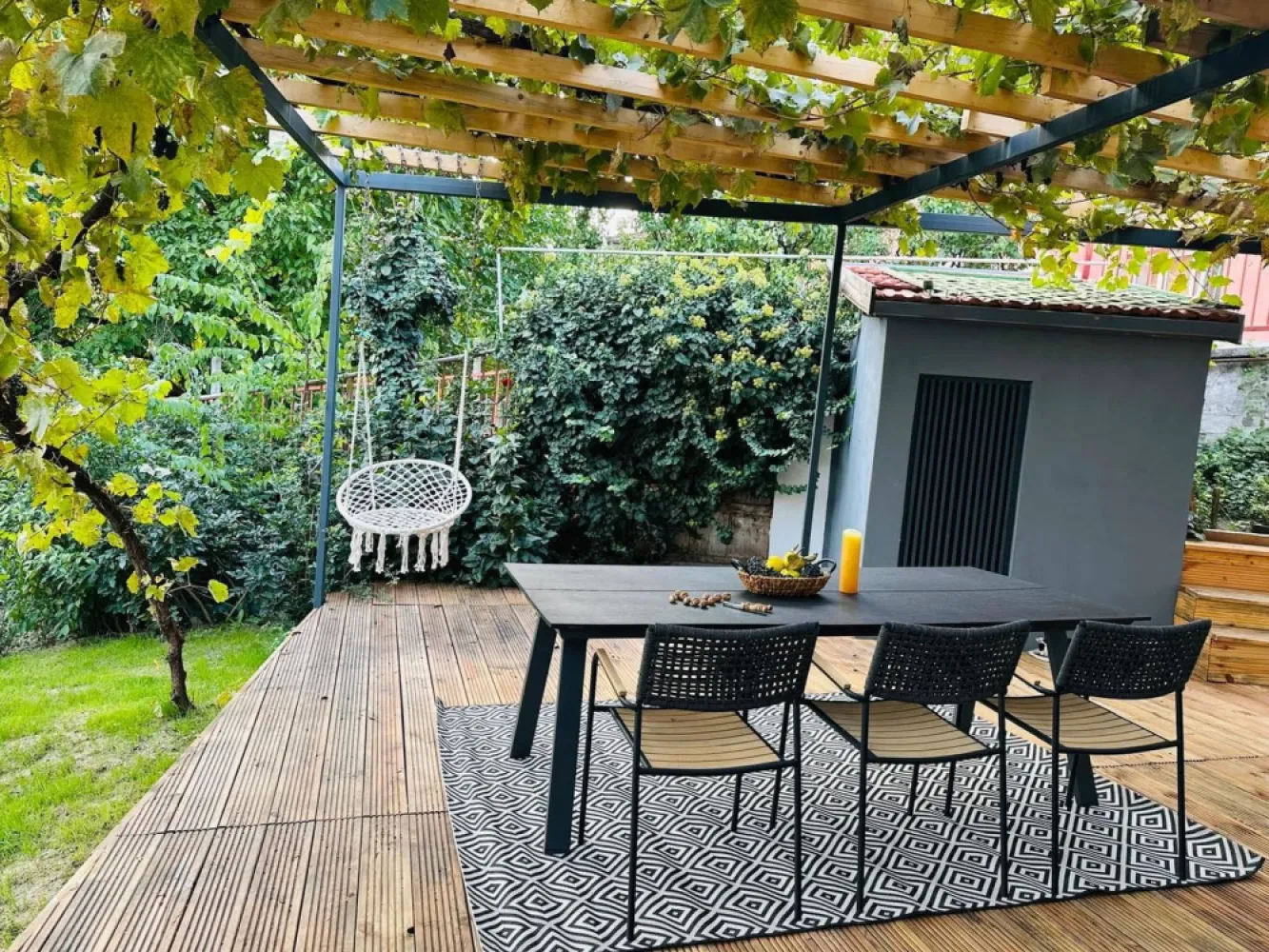 Casă parter, luminoasă, – vizavi de Spitalul Județean-387.000 EURO neg - Casă parter, luminoasă, Oradea – vizavi de Spitalul Județean Complet mobilată și utilată 150 mp utili | 540 mp teren | predare la cheie Compartimentare: living cu bucătărie open-space, 3 dormitoare, 2 dressinguri, 2 băi complete + baie de serviciu. Exterior: 2 terase de câte 40 mp, 2 locuri de parcare în fața casei. Utilități: toate utilitățile de oraș, încălzire cu centrală pe gaz. Puncte de interes: Spitalul Județean, stații de autobuz, școli/grădinițe, supermarketuri, cabinete medicale, restaurante, magazinu Crișul. Zonă centrală, potrivită pentru orice stil de viață, cu spații gândite pentru confortul de zi cu zi. Scrie-mi pentru detalii și vizionare. Contact: +4 0731 290 032 | Sorin Gligor }}