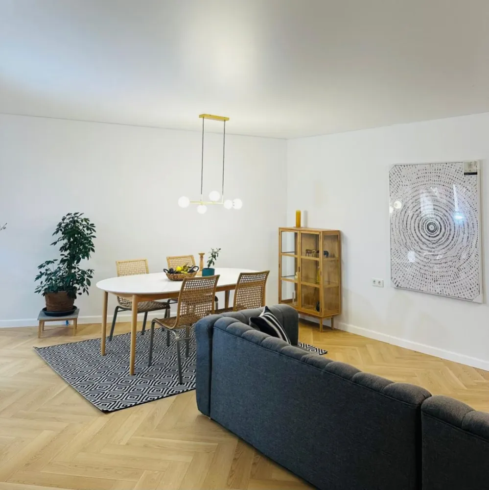 Casă parter, luminoasă, – vizavi de Spitalul Județean-387.000 EURO neg - Casă parter, luminoasă, Oradea – vizavi de Spitalul Județean Complet mobilată și utilată 150 mp utili | 540 mp teren | predare la cheie Compartimentare: living cu bucătărie open-space, 3 dormitoare, 2 dressinguri, 2 băi complete + baie de serviciu. Exterior: 2 terase de câte 40 mp, 2 locuri de parcare în fața casei. Utilități: toate utilitățile de oraș, încălzire cu centrală pe gaz. Puncte de interes: Spitalul Județean, stații de autobuz, școli/grădinițe, supermarketuri, cabinete medicale, restaurante, magazinu Crișul. Zonă centrală, potrivită pentru orice stil de viață, cu spații gândite pentru confortul de zi cu zi. Scrie-mi pentru detalii și vizionare. Contact: +4 0731 290 032 | Sorin Gligor }}