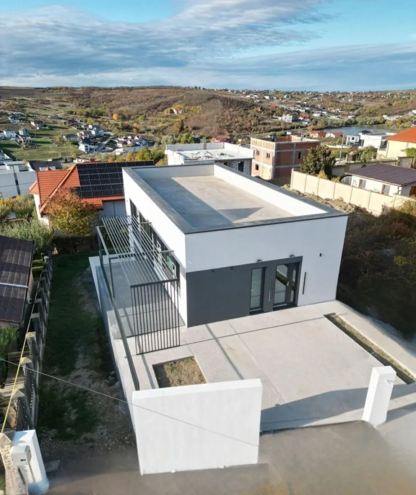 Vilă nouă design mediteranean, proiect deosebit și panoramă- 339.000 E - Vilă nouă cu design mediteranean, proiect deosebit și panoramă superbă – 216 mp utili Ferestre generoase și lumină naturală din plin, compartimentare practică și spații ample: 3 dormitoare, 2 dressinguri, 4 băi, cameră de sport, living amplu, bucătărie + anexă de depozitare, 2 terase ideale pentru relaxare. Teren 514 mp, cu posibilitate de extindere contra cost până la 1000 mp. Acces auto. Utilități: apă, canalizare, centrală pe gaz, încălzire în pardoseală, curent trifazic, internet. Poziționare excelentă: Str. Gheorghe Doja, la drumul principal (asfalt), front 15 ml (extensibil), la 5 minute de centru. În apropiere: spital, cabinete medicale, școală, grădiniță, parc. Preț: 339.000 € (negociabil) Telefon: +4 0731 290 032 | Sorin Gligor }}