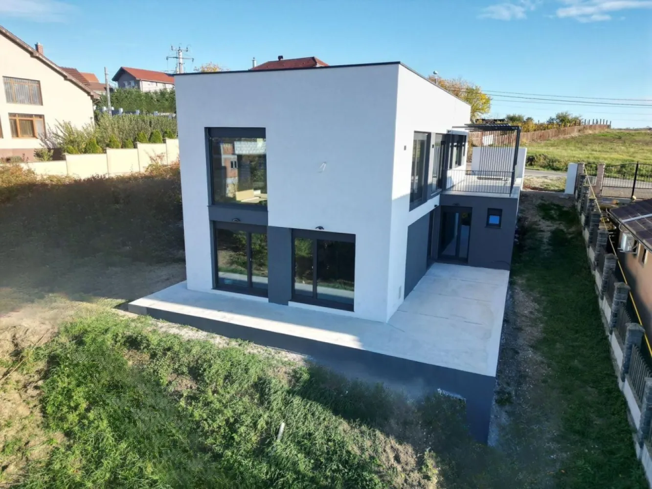 Vilă nouă design mediteranean, proiect deosebit și panoramă- 339.000 E - Vilă nouă cu design mediteranean, proiect deosebit și panoramă superbă – 216 mp utili Ferestre generoase și lumină naturală din plin, compartimentare practică și spații ample: 3 dormitoare, 2 dressinguri, 4 băi, cameră de sport, living amplu, bucătărie + anexă de depozitare, 2 terase ideale pentru relaxare. Teren 514 mp, cu posibilitate de extindere contra cost până la 1000 mp. Acces auto. Utilități: apă, canalizare, centrală pe gaz, încălzire în pardoseală, curent trifazic, internet. Poziționare excelentă: Str. Gheorghe Doja, la drumul principal (asfalt), front 15 ml (extensibil), la 5 minute de centru. În apropiere: spital, cabinete medicale, școală, grădiniță, parc. Preț: 339.000 € (negociabil) Telefon: +4 0731 290 032 | Sorin Gligor }}