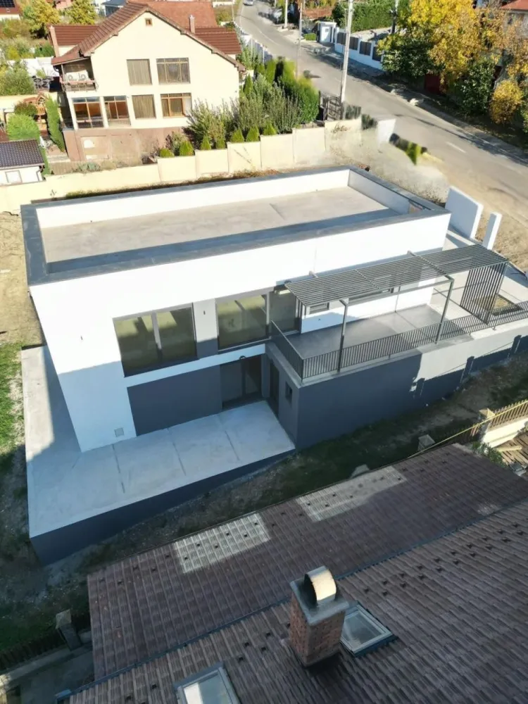 Vilă nouă design mediteranean, proiect deosebit și panoramă- 339.000 E - Vilă nouă cu design mediteranean, proiect deosebit și panoramă superbă – 216 mp utili Ferestre generoase și lumină naturală din plin, compartimentare practică și spații ample: 3 dormitoare, 2 dressinguri, 4 băi, cameră de sport, living amplu, bucătărie + anexă de depozitare, 2 terase ideale pentru relaxare. Teren 514 mp, cu posibilitate de extindere contra cost până la 1000 mp. Acces auto. Utilități: apă, canalizare, centrală pe gaz, încălzire în pardoseală, curent trifazic, internet. Poziționare excelentă: Str. Gheorghe Doja, la drumul principal (asfalt), front 15 ml (extensibil), la 5 minute de centru. În apropiere: spital, cabinete medicale, școală, grădiniță, parc. Preț: 339.000 € (negociabil) Telefon: +4 0731 290 032 | Sorin Gligor }}