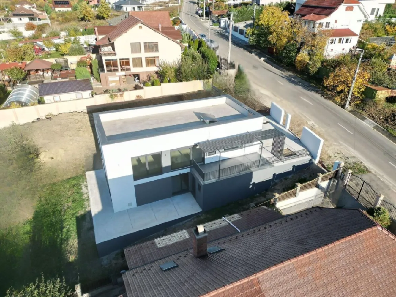 Vilă nouă design mediteranean, proiect deosebit și panoramă- 339.000 E - Vilă nouă cu design mediteranean, proiect deosebit și panoramă superbă – 216 mp utili Ferestre generoase și lumină naturală din plin, compartimentare practică și spații ample: 3 dormitoare, 2 dressinguri, 4 băi, cameră de sport, living amplu, bucătărie + anexă de depozitare, 2 terase ideale pentru relaxare. Teren 514 mp, cu posibilitate de extindere contra cost până la 1000 mp. Acces auto. Utilități: apă, canalizare, centrală pe gaz, încălzire în pardoseală, curent trifazic, internet. Poziționare excelentă: Str. Gheorghe Doja, la drumul principal (asfalt), front 15 ml (extensibil), la 5 minute de centru. În apropiere: spital, cabinete medicale, școală, grădiniță, parc. Preț: 339.000 € (negociabil) Telefon: +4 0731 290 032 | Sorin Gligor }}