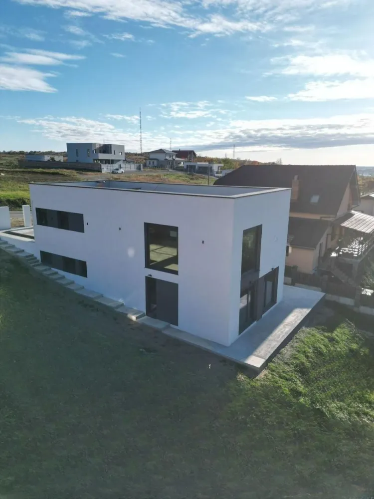 Vilă nouă design mediteranean, proiect deosebit și panoramă- 339.000 E