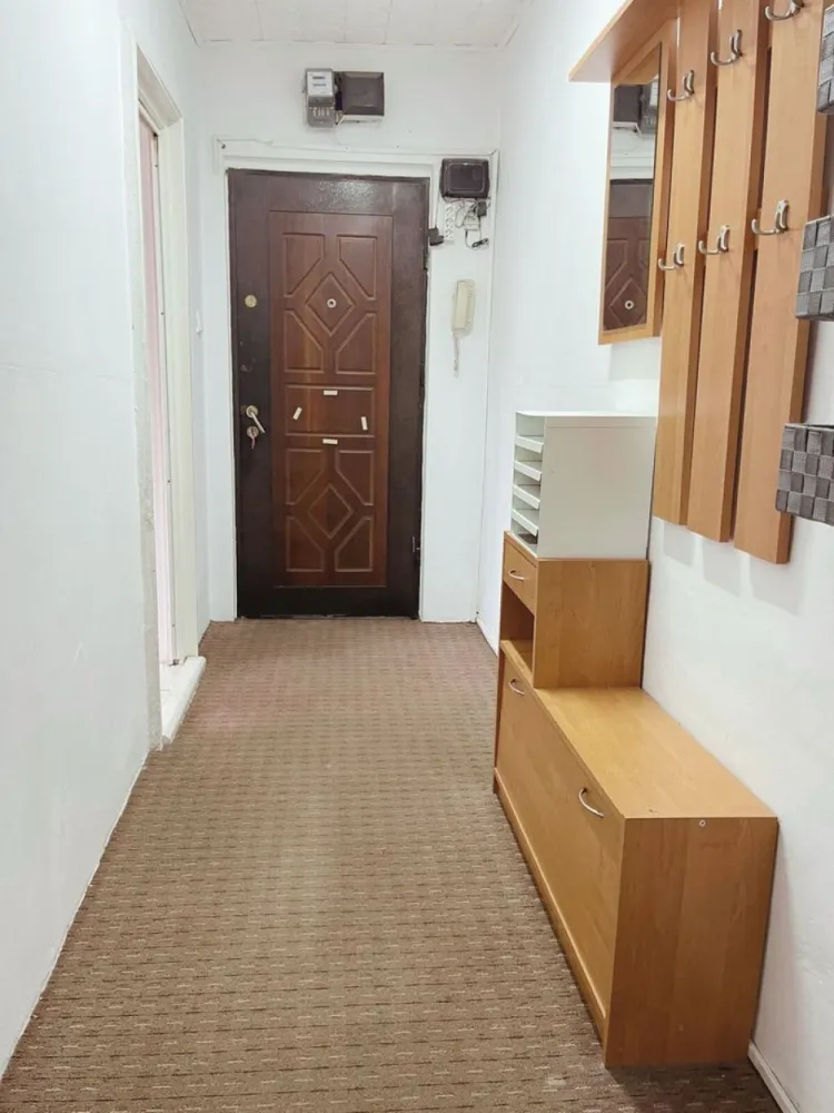 Ap 2 camere, tip X, mobilat, utilat, Str Bumbacului-79.900 euro neg - Immosell.ro va propune spre vanzare un apartament cu 2 camere, tip X, mobilat, utilat, situat in cartierul Nufarul, pe str. Bumbacului, Oradea. Imobilul este dispus pe o suprafata utila de 41 metri patrati si o suprafata construita de 57 metri patrati cu balcon . Orientarea spre curtea interioara. Apartamentul este situat la etajul 4 al unui bloc cu acoperis, aflat intr-o conditie buna, este semidecomandat si este compus din: hol cu intrare in bucatarie, baie dotata cu fereastra, camera de zi, dormitor cu iesire la balconul inchis. Apartamentul este foarte bine pozitionat,in imediata vecinatate ale blocurilor Prima, intr-o zona linistita, in apropiere de mijiloace de transport in comun, parc, centrul comercial Lotus Center, scoala, gradinita, banci, locuri de joaca, magazine, supermarket-uri, etc. Pretul de vanzare este: 79.900 Euro neg. Agentia nu percepe comision de la cumparator! Comision 0 %! Contact: Sorin Gligor Tel: 0731290032 }}