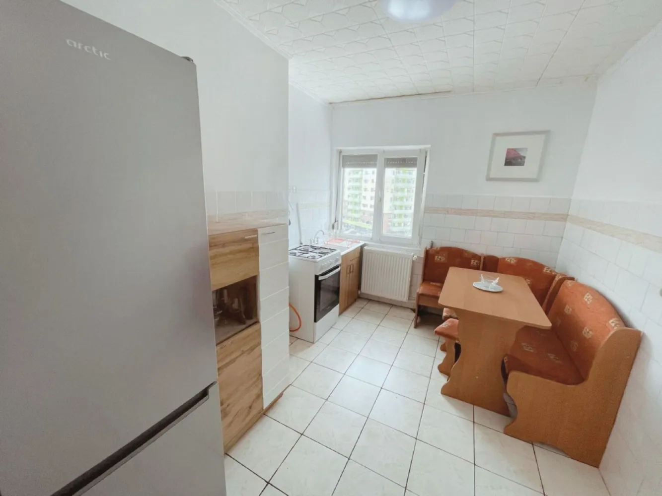 Ap 2 camere, tip X, mobilat, utilat, Str Bumbacului-79.900 euro neg - Immosell.ro va propune spre vanzare un apartament cu 2 camere, tip X, mobilat, utilat, situat in cartierul Nufarul, pe str. Bumbacului, Oradea. Imobilul este dispus pe o suprafata utila de 41 metri patrati si o suprafata construita de 57 metri patrati cu balcon . Orientarea spre curtea interioara. Apartamentul este situat la etajul 4 al unui bloc cu acoperis, aflat intr-o conditie buna, este semidecomandat si este compus din: hol cu intrare in bucatarie, baie dotata cu fereastra, camera de zi, dormitor cu iesire la balconul inchis. Apartamentul este foarte bine pozitionat,in imediata vecinatate ale blocurilor Prima, intr-o zona linistita, in apropiere de mijiloace de transport in comun, parc, centrul comercial Lotus Center, scoala, gradinita, banci, locuri de joaca, magazine, supermarket-uri, etc. Pretul de vanzare este: 79.900 Euro neg. Agentia nu percepe comision de la cumparator! Comision 0 %! Contact: Sorin Gligor Tel: 0731290032 }}