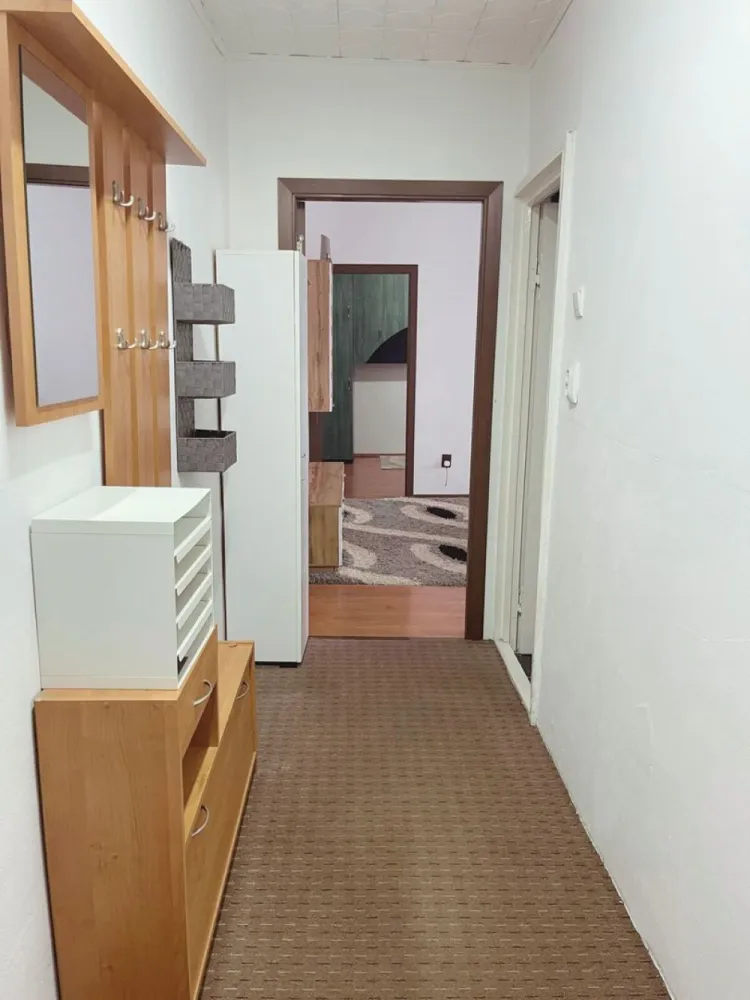 Ap 2 camere, tip X, mobilat, utilat, Str Bumbacului-79.900 euro neg - Immosell.ro va propune spre vanzare un apartament cu 2 camere, tip X, mobilat, utilat, situat in cartierul Nufarul, pe str. Bumbacului, Oradea. Imobilul este dispus pe o suprafata utila de 41 metri patrati si o suprafata construita de 57 metri patrati cu balcon . Orientarea spre curtea interioara. Apartamentul este situat la etajul 4 al unui bloc cu acoperis, aflat intr-o conditie buna, este semidecomandat si este compus din: hol cu intrare in bucatarie, baie dotata cu fereastra, camera de zi, dormitor cu iesire la balconul inchis. Apartamentul este foarte bine pozitionat,in imediata vecinatate ale blocurilor Prima, intr-o zona linistita, in apropiere de mijiloace de transport in comun, parc, centrul comercial Lotus Center, scoala, gradinita, banci, locuri de joaca, magazine, supermarket-uri, etc. Pretul de vanzare este: 79.900 Euro neg. Agentia nu percepe comision de la cumparator! Comision 0 %! Contact: Sorin Gligor Tel: 0731290032 }}