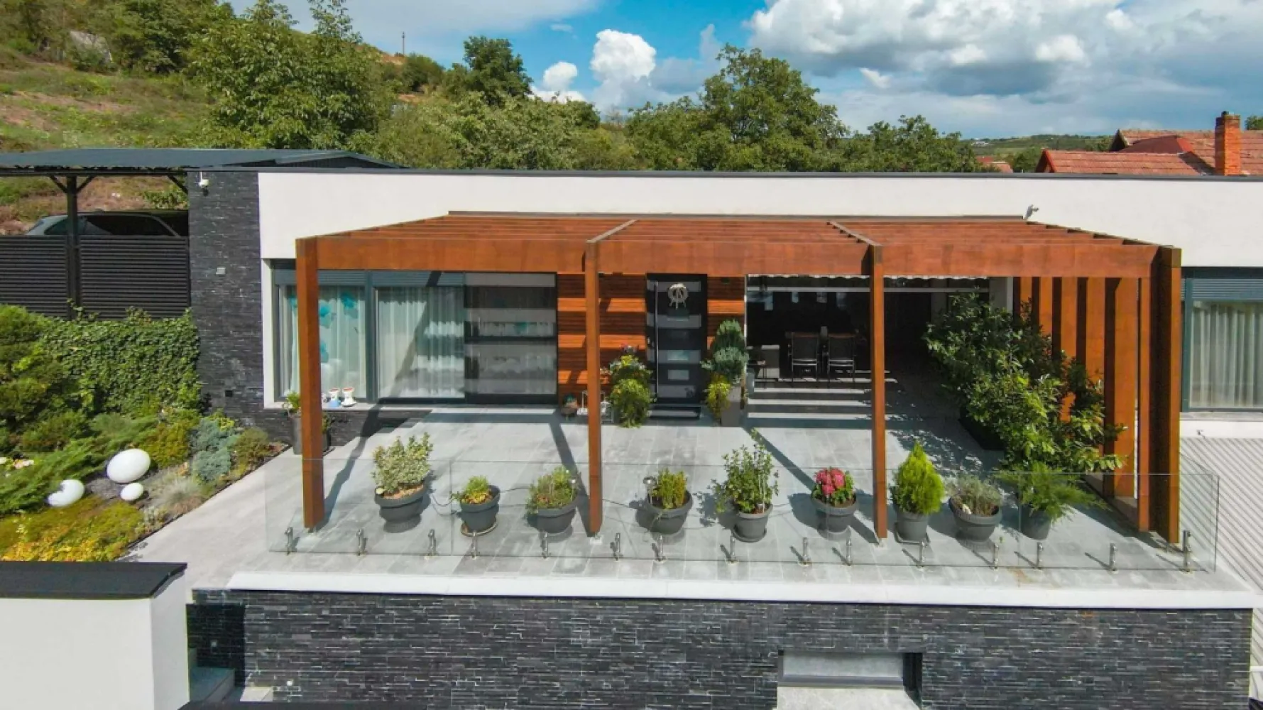 Vilă cu piscină, mobilată și utilată. Comision 0%. 410.000 Euro neg - De vânzare: vilă cu piscină, smart, design mediteraneean, Oradea, P+E, complet mobilată și utilată. Comision 0%. 410.000 Euro Dacă îți dorești să te muți imediat într-una din cele mai apreciate zone din Oradea, această ofertă ți se potrivește. Vila este situată într-o zonă verde, liniștită a orașului - zona de dealuri - strada Adevărului. Vila dispune de: - teren: 420 mp - construcție: P+E - suprafață construită: 267 mp - suprafață utilă: 202 mp - garaj: două mașini - piscină încălzită cu pompă de căldură Imobilul este disponibil cu predare imediată și se vinde mobilat și utilat complet, conform fotografiilor. Contact: 0731 290 032 Sorin Gligor }}