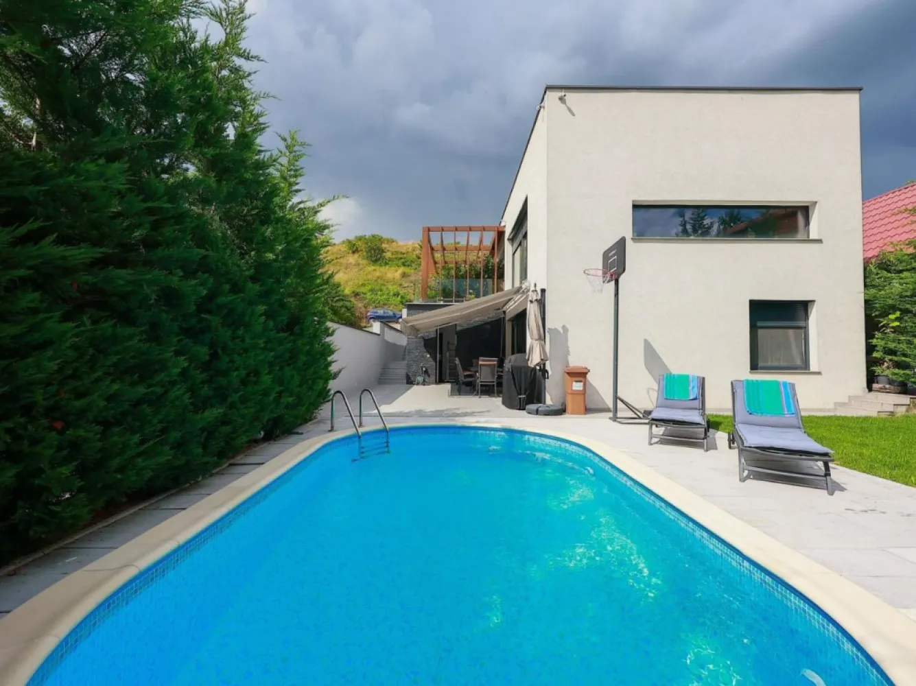 Vilă cu piscină, mobilată și utilată. Comision 0%. 410.000 Euro neg - De vânzare: vilă cu piscină, smart, design mediteraneean, Oradea, P+E, complet mobilată și utilată. Comision 0%. 410.000 Euro Dacă îți dorești să te muți imediat într-una din cele mai apreciate zone din Oradea, această ofertă ți se potrivește. Vila este situată într-o zonă verde, liniștită a orașului - zona de dealuri - strada Adevărului. Vila dispune de: - teren: 420 mp - construcție: P+E - suprafață construită: 267 mp - suprafață utilă: 202 mp - garaj: două mașini - piscină încălzită cu pompă de căldură Imobilul este disponibil cu predare imediată și se vinde mobilat și utilat complet, conform fotografiilor. Contact: 0731 290 032 Sorin Gligor }}