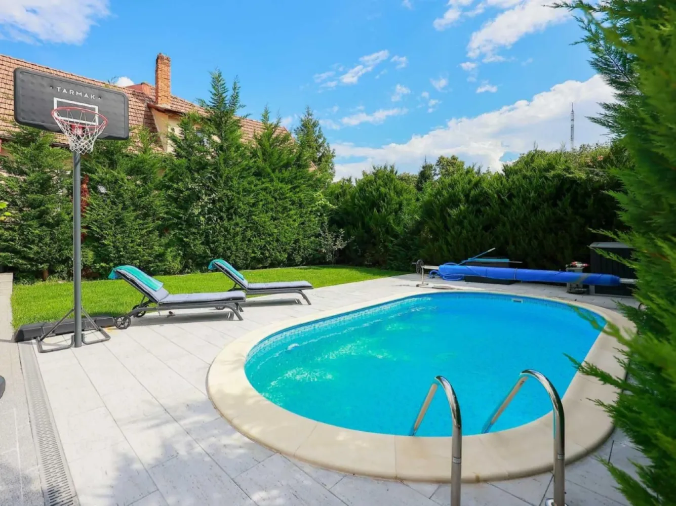 Vilă cu piscină, mobilată și utilată. Comision 0%. 410.000 Euro neg - De vânzare: vilă cu piscină, smart, design mediteraneean, Oradea, P+E, complet mobilată și utilată. Comision 0%. 410.000 Euro Dacă îți dorești să te muți imediat într-una din cele mai apreciate zone din Oradea, această ofertă ți se potrivește. Vila este situată într-o zonă verde, liniștită a orașului - zona de dealuri - strada Adevărului. Vila dispune de: - teren: 420 mp - construcție: P+E - suprafață construită: 267 mp - suprafață utilă: 202 mp - garaj: două mașini - piscină încălzită cu pompă de căldură Imobilul este disponibil cu predare imediată și se vinde mobilat și utilat complet, conform fotografiilor. Contact: 0731 290 032 Sorin Gligor }}