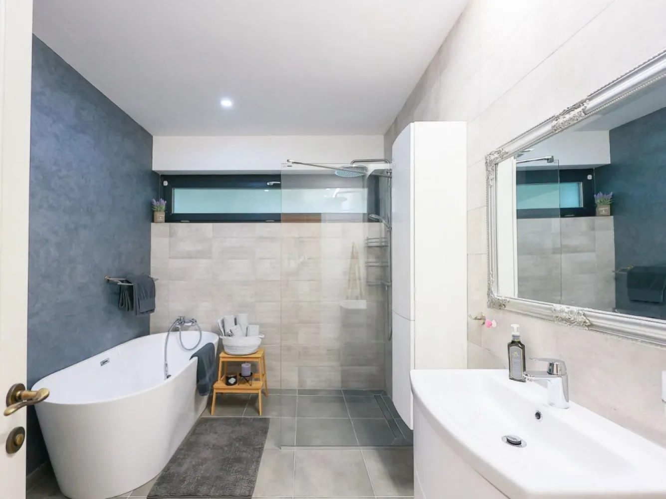 Vilă cu piscină, mobilată și utilată. Comision 0%. 410.000 Euro neg