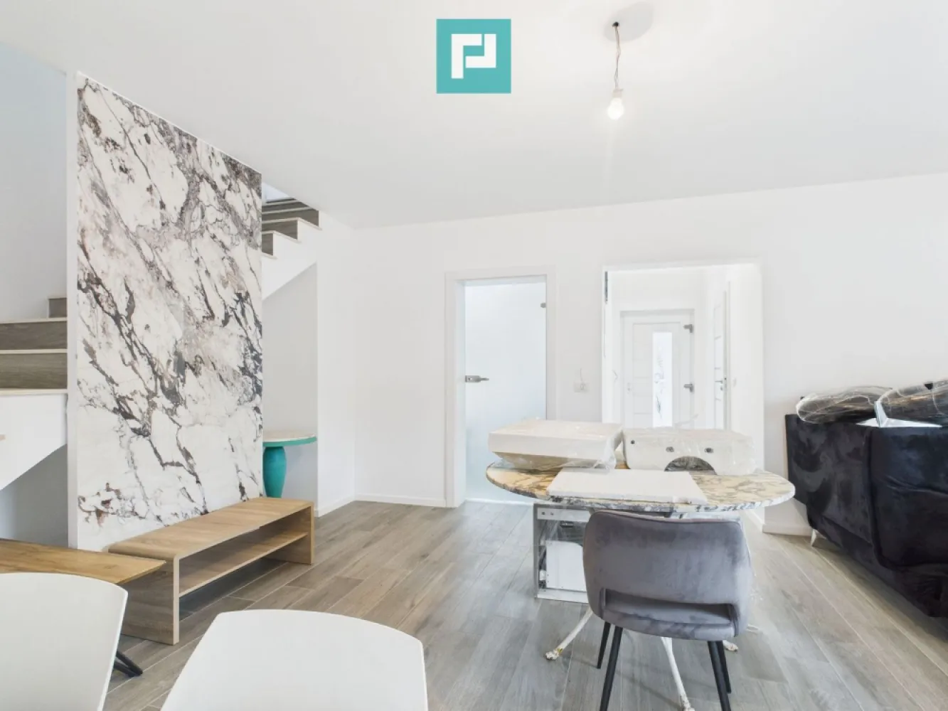 Duplex premium – Braytim - Duplex premium de vânzare – Braytim . Aproape de str. Lidia, 5 minute de centrul Timișoarei Vă prezentăm spre vânzare un duplex deosebit, P+1, situat într-o zonă selectă din Braytim, foarte aproape de strada Lidia, cu acces rapid către centrul orașului. O proprietate care îmbină perfect liniștea rezidențială cu proximitatea urbană. Locuința impresionează prin spațiu, funcționalitate și finisaje de calitate, fiind ideală pentru cei care își doresc un cămin modern, confortabil și bine poziționat. Compartimentare inteligentă: 5 camere spațioase și luminoase 2 băi elegant amenajate Bucătărie generoasă Cămară Numeroase spații de depozitare Avantaje cheie: Regim de înălțime P+1 Acces auto facil Toate utilitățile disponibile Proprietatea nu dispune de gaz la stradă, însă este echipată cu centrală pe gaz Finisaje premium, atent alese, gata pentru mutare Această proprietate este ideală pentru familii care apreciază confortul și spațiul, pentru profesioniști activi sau pentru cei care își doresc o locuință ce oferă un standard ridicat de locuire, aproape de inima orașului, dar ferită de agitația acestuia. Localizare excelentă, într-un cartier apreciat, cu acces rapid către principalele puncte de interes din Timișoara. Pentru detalii suplimentare și programarea unei vizionări, vă stăm la dispoziție. Daniela Ianc - consultant imobiliar PropertyLab telefon: 0722375289 mail: daniela.ianc@propertylab.ro CP2892662 }}