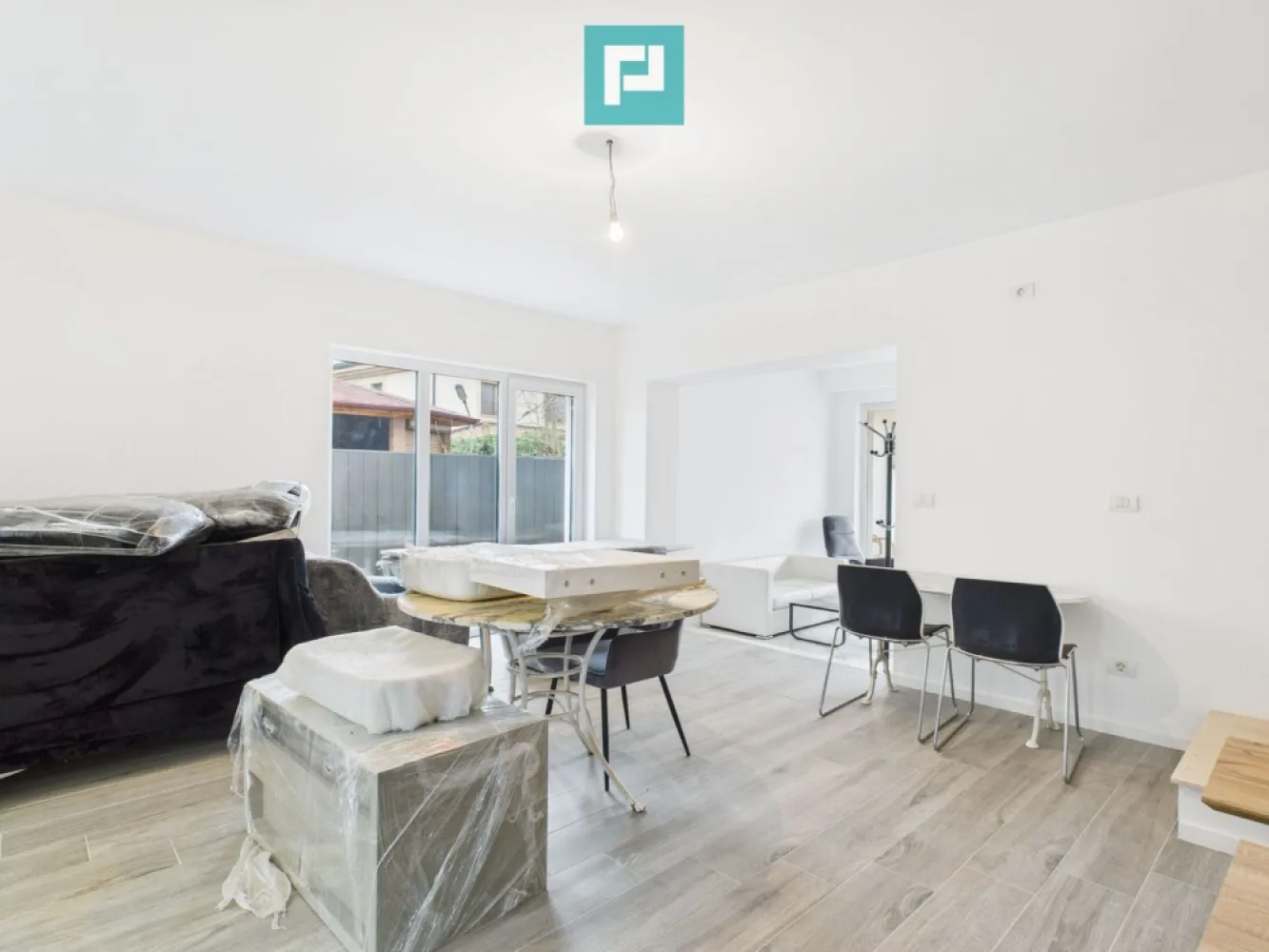 Duplex premium – Braytim - Duplex premium de vânzare – Braytim . Aproape de str. Lidia, 5 minute de centrul Timișoarei Vă prezentăm spre vânzare un duplex deosebit, P+1, situat într-o zonă selectă din Braytim, foarte aproape de strada Lidia, cu acces rapid către centrul orașului. O proprietate care îmbină perfect liniștea rezidențială cu proximitatea urbană. Locuința impresionează prin spațiu, funcționalitate și finisaje de calitate, fiind ideală pentru cei care își doresc un cămin modern, confortabil și bine poziționat. Compartimentare inteligentă: 5 camere spațioase și luminoase 2 băi elegant amenajate Bucătărie generoasă Cămară Numeroase spații de depozitare Avantaje cheie: Regim de înălțime P+1 Acces auto facil Toate utilitățile disponibile Proprietatea nu dispune de gaz la stradă, însă este echipată cu centrală pe gaz Finisaje premium, atent alese, gata pentru mutare Această proprietate este ideală pentru familii care apreciază confortul și spațiul, pentru profesioniști activi sau pentru cei care își doresc o locuință ce oferă un standard ridicat de locuire, aproape de inima orașului, dar ferită de agitația acestuia. Localizare excelentă, într-un cartier apreciat, cu acces rapid către principalele puncte de interes din Timișoara. Pentru detalii suplimentare și programarea unei vizionări, vă stăm la dispoziție. Daniela Ianc - consultant imobiliar PropertyLab telefon: 0722375289 mail: daniela.ianc@propertylab.ro CP2892662 }}