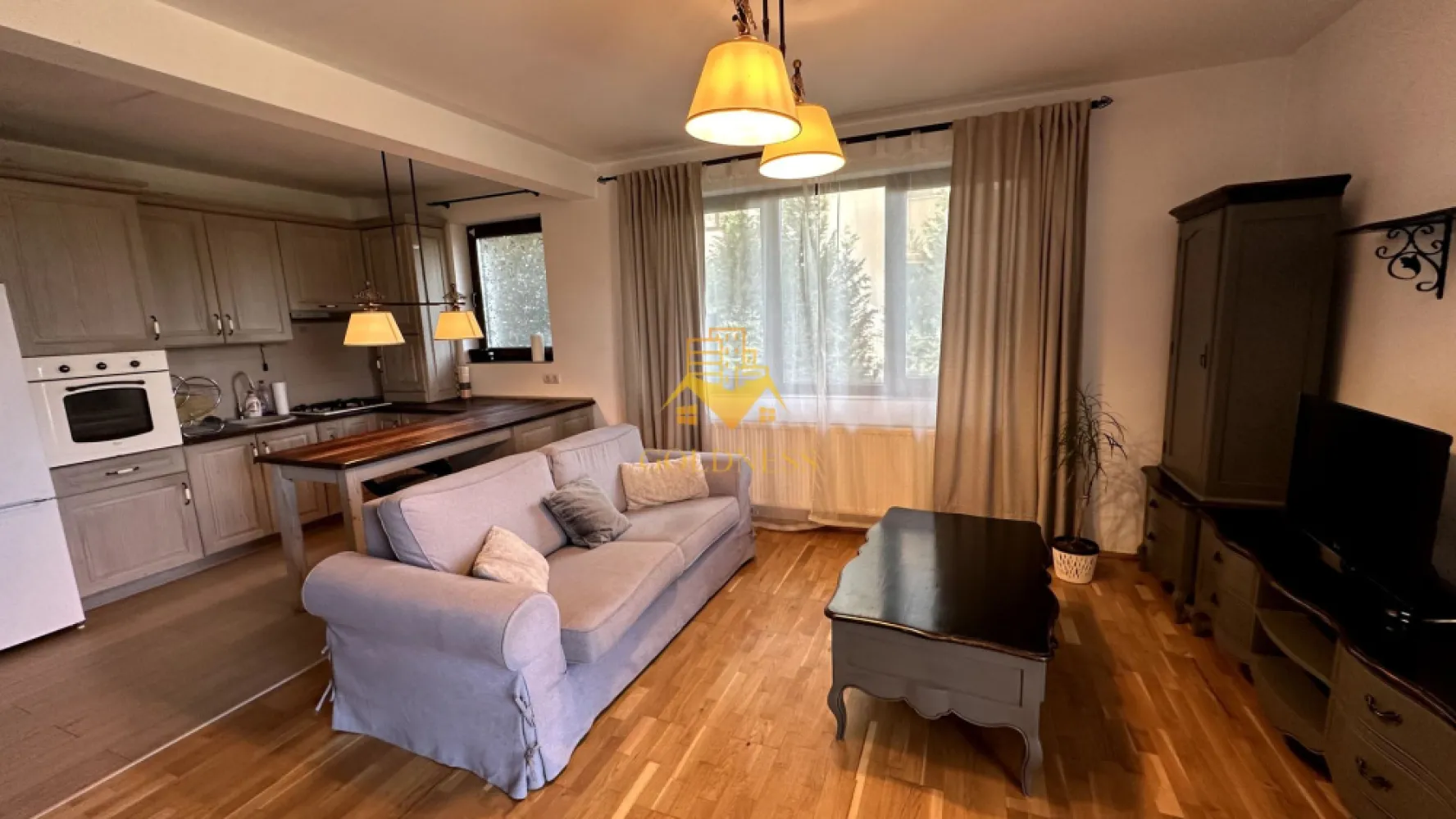 2 camere, Europa, Eugen Ionescu, Calea Turzii,Parcare, Gradina proprie - GOLDNESS Imobiliare vă propune spre închiriere un apartament cu 2 camere complet mobilate și utilate, la parter în Cartierul Europa.
Dispune de grădină proprie.
Dispune de loc de parcare inclus în preț!
Se află în apropierea stațiilor de transport în comun, magazine, restaurante, spații verzi, farmacii, etc. 

Apartamentul este compartimentat astfel:
 - dormitor cu pat matrimonial, dressing, noptiere
 - living cu bucatarie open space complet utilată, canapea extensibilă, loc de servit masa 
 - baie cu cabina de dus, calorifer port prosop și dulap pentru depozitare.
 - gradina proprie..

Imobilul este dotat cu toate cele necesare- centrală proprie, mașină de spălat haine, frigider, cuptor electric, hotă, aragaz etc. 

Dacă sunteți interesați de acest apartament și doriți să îl vizionați, dar și pentru alte oferte nu ezitați să ne contactați telefonic sau prin e-mail. Vă stăm la dispoziție!

Pentru intermediere se percepe un comision de 50% din prețul chiriei!