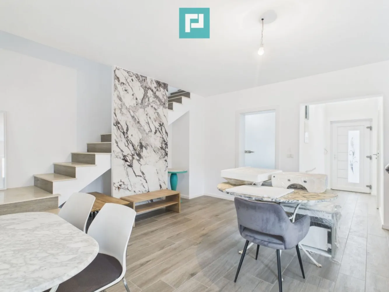 Duplex premium – Braytim - Duplex premium de vânzare – Braytim . Aproape de str. Lidia, 5 minute de centrul Timișoarei Vă prezentăm spre vânzare un duplex deosebit, P+1, situat într-o zonă selectă din Braytim, foarte aproape de strada Lidia, cu acces rapid către centrul orașului. O proprietate care îmbină perfect liniștea rezidențială cu proximitatea urbană. Locuința impresionează prin spațiu, funcționalitate și finisaje de calitate, fiind ideală pentru cei care își doresc un cămin modern, confortabil și bine poziționat. Compartimentare inteligentă: 5 camere spațioase și luminoase 2 băi elegant amenajate Bucătărie generoasă Cămară Numeroase spații de depozitare Avantaje cheie: Regim de înălțime P+1 Acces auto facil Toate utilitățile disponibile Proprietatea nu dispune de gaz la stradă, însă este echipată cu centrală pe gaz Finisaje premium, atent alese, gata pentru mutare Această proprietate este ideală pentru familii care apreciază confortul și spațiul, pentru profesioniști activi sau pentru cei care își doresc o locuință ce oferă un standard ridicat de locuire, aproape de inima orașului, dar ferită de agitația acestuia. Localizare excelentă, într-un cartier apreciat, cu acces rapid către principalele puncte de interes din Timișoara. Pentru detalii suplimentare și programarea unei vizionări, vă stăm la dispoziție. Daniela Ianc - consultant imobiliar PropertyLab telefon: 0722375289 mail: daniela.ianc@propertylab.ro CP2892662 }}