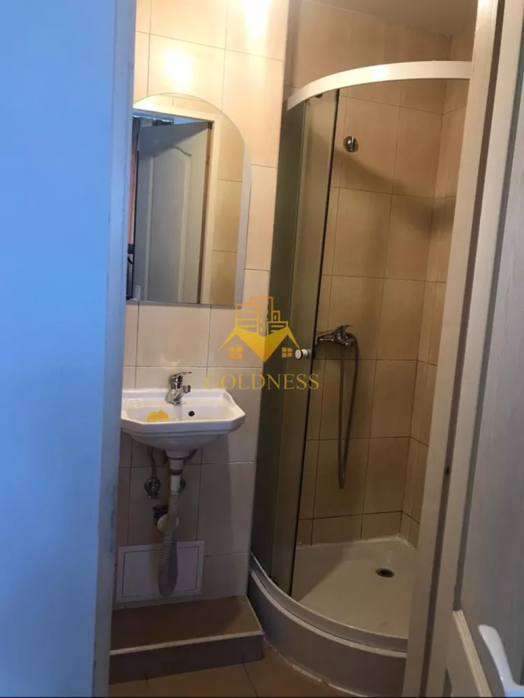 garsoniera, Gheorgheni, zona FSEGA, Iulius Mall - GOLDNESS Imobiliare vă propune spre închiriere o garsoniera camere complet mobilata și utilata, la Parter inalt într-un imobil de 4 etaje, în cartierul Gheorgheni.
Posibilitate de parcare la liber, in zona !
Se află în apropierea stațiilor de transport în comun, magazine, restaurante, spații verzi, farmacii, etc. 

Garsoniera este compartimentat astfel:
 - o camera cu canapea extensibila, spatiu pentru depozitare, comoda TV, TV, loc de luat masa
 - bucatarie complet mobilata, utilata
 - baie cu cabina de dus, spatiu pentru depozitare
Imobilul este dotat cu toate cele necesare- centrală pe bloc, mașină de spălat haine, frigider, aragaz, hotă, etc. 

Dacă sunteți interesați de acest apartament și doriți să îl vizionați, dar și pentru alte oferte nu ezitați să ne contactați telefonic sau prin e-mail. Vă stăm la dispoziție!

Pentru intermediere se percepe un comision de 50% din prețul chiriei!