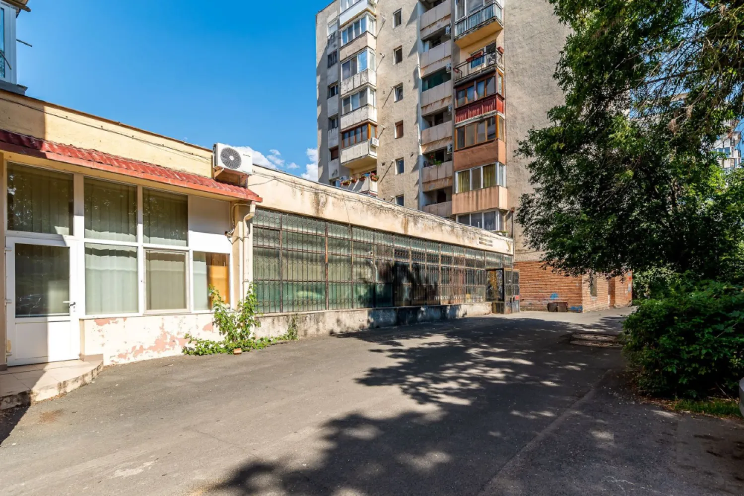 Spațiu comercial 435 mp în Micălaca – Strada General Gheorghe Magheru - Cu o suprafață construită de 435 mp, proprietatea este ideală pentru activități medicale, laboratoare, clinici, centre de recuperare, sedii de firmă, showroom-uri sau alte activități comerciale și de servicii.

Unul dintre principalele avantaje este vitrina stradală de aproximativ 13 metri liniari, care oferă vizibilitate excelentă.

Compartimentare:
 • 5 încăperi;
 • 2 grupuri sanitare;
 • acces din două părți, facilitând organizarea fluxului de clienți și personal;
 • compartimentare flexibilă, ce poate fi adaptată în funcție de necesitățile viitorului proprietar.

Avantaje:
 • poziționare foarte bună în cartierul Micălaca;
 • în imediata apropiere de Genesys și Universitatea „Aurel Vlaicu”;
 • vitrină stradală de 20 ml;
 • spațiu versatil, potrivit pentru multiple domenii de activitate;
 • acces facil și vizibilitate excelentă.

Preț: 399.000 €

Pentru informații suplimentare și programarea unei vizionări, vă stau la dispoziție.
Andreea Szuchanszki - 0742 267 773