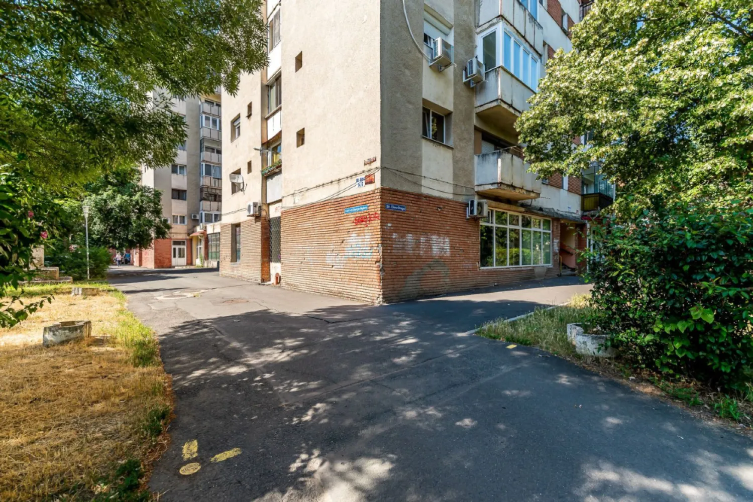 Spațiu comercial 435 mp în Micălaca – Strada General Gheorghe Magheru - Cu o suprafață construită de 435 mp, proprietatea este ideală pentru activități medicale, laboratoare, clinici, centre de recuperare, sedii de firmă, showroom-uri sau alte activități comerciale și de servicii.

Unul dintre principalele avantaje este vitrina stradală de aproximativ 13 metri liniari, care oferă vizibilitate excelentă.

Compartimentare:
 • 5 încăperi;
 • 2 grupuri sanitare;
 • acces din două părți, facilitând organizarea fluxului de clienți și personal;
 • compartimentare flexibilă, ce poate fi adaptată în funcție de necesitățile viitorului proprietar.

Avantaje:
 • poziționare foarte bună în cartierul Micălaca;
 • în imediata apropiere de Genesys și Universitatea „Aurel Vlaicu”;
 • vitrină stradală de 20 ml;
 • spațiu versatil, potrivit pentru multiple domenii de activitate;
 • acces facil și vizibilitate excelentă.

Preț: 399.000 €

Pentru informații suplimentare și programarea unei vizionări, vă stau la dispoziție.
Andreea Szuchanszki - 0742 267 773