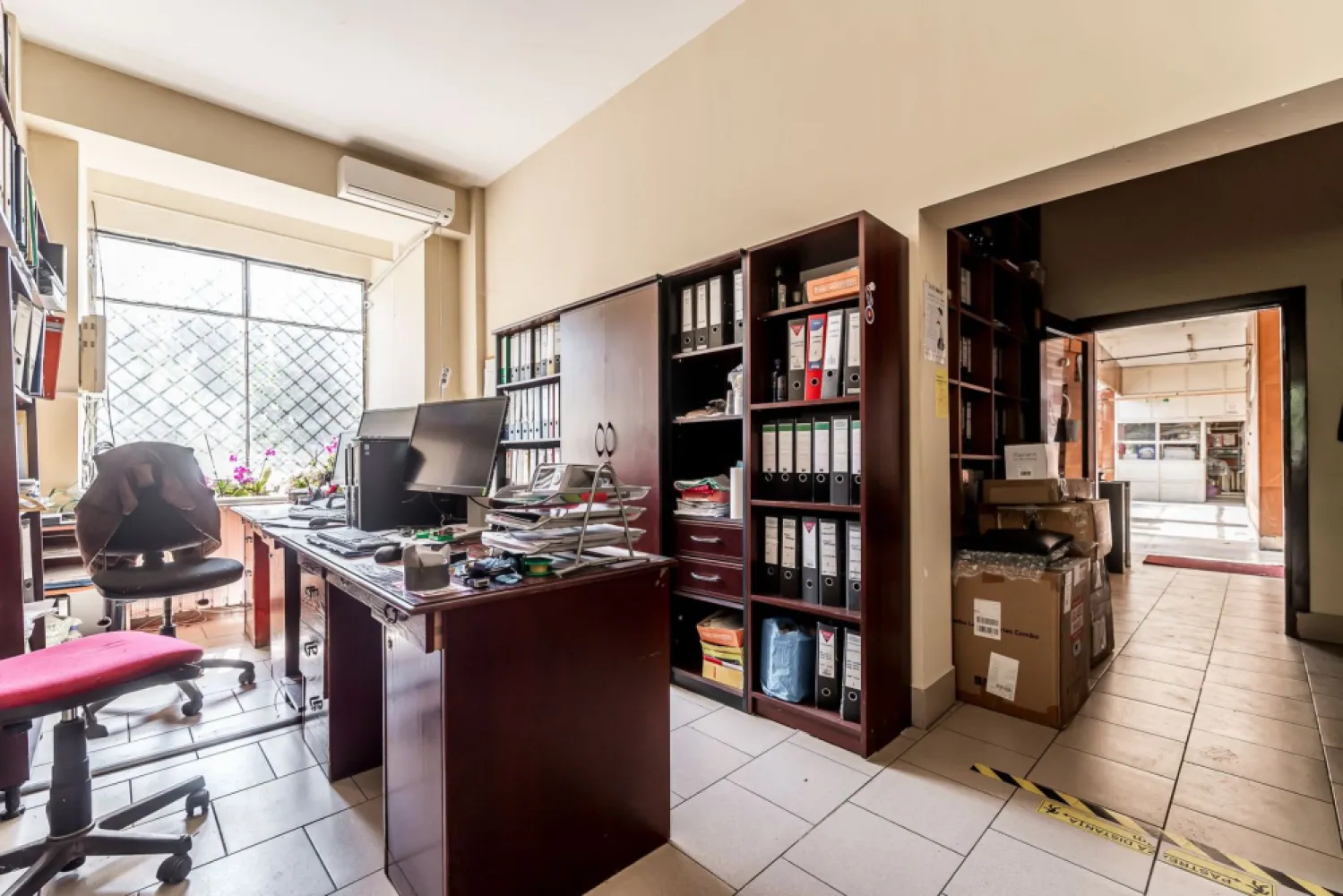 Spațiu comercial 435 mp în Micălaca – Strada General Gheorghe Magheru - Cu o suprafață construită de 435 mp, proprietatea este ideală pentru activități medicale, laboratoare, clinici, centre de recuperare, sedii de firmă, showroom-uri sau alte activități comerciale și de servicii.

Unul dintre principalele avantaje este vitrina stradală de aproximativ 13 metri liniari, care oferă vizibilitate excelentă.

Compartimentare:
 • 5 încăperi;
 • 2 grupuri sanitare;
 • acces din două părți, facilitând organizarea fluxului de clienți și personal;
 • compartimentare flexibilă, ce poate fi adaptată în funcție de necesitățile viitorului proprietar.

Avantaje:
 • poziționare foarte bună în cartierul Micălaca;
 • în imediata apropiere de Genesys și Universitatea „Aurel Vlaicu”;
 • vitrină stradală de 20 ml;
 • spațiu versatil, potrivit pentru multiple domenii de activitate;
 • acces facil și vizibilitate excelentă.

Preț: 399.000 €

Pentru informații suplimentare și programarea unei vizionări, vă stau la dispoziție.
Andreea Szuchanszki - 0742 267 773