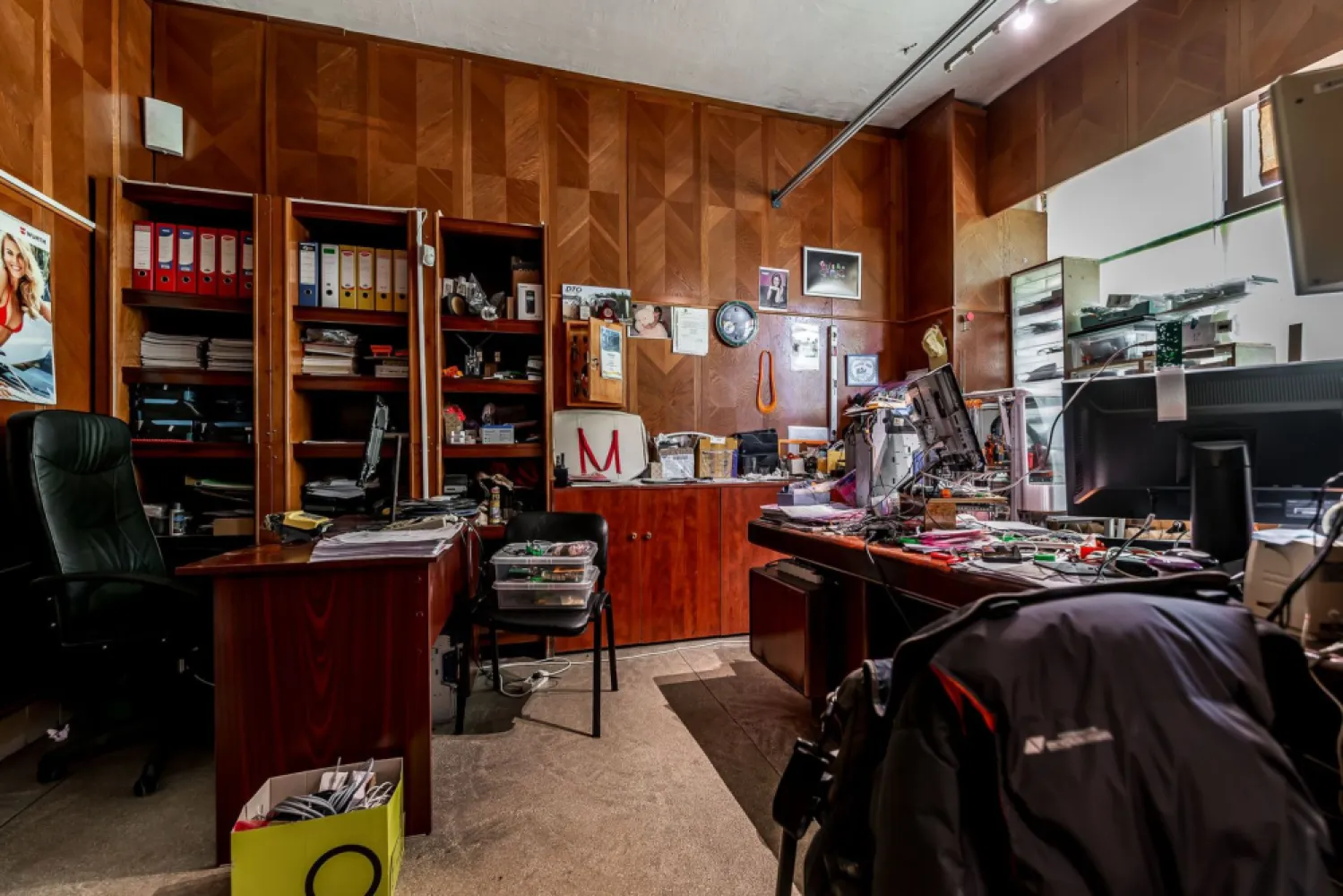Spațiu comercial 435 mp în Micălaca – Strada General Gheorghe Magheru - Cu o suprafață construită de 435 mp, proprietatea este ideală pentru activități medicale, laboratoare, clinici, centre de recuperare, sedii de firmă, showroom-uri sau alte activități comerciale și de servicii.

Unul dintre principalele avantaje este vitrina stradală de aproximativ 13 metri liniari, care oferă vizibilitate excelentă.

Compartimentare:
 • 5 încăperi;
 • 2 grupuri sanitare;
 • acces din două părți, facilitând organizarea fluxului de clienți și personal;
 • compartimentare flexibilă, ce poate fi adaptată în funcție de necesitățile viitorului proprietar.

Avantaje:
 • poziționare foarte bună în cartierul Micălaca;
 • în imediata apropiere de Genesys și Universitatea „Aurel Vlaicu”;
 • vitrină stradală de 20 ml;
 • spațiu versatil, potrivit pentru multiple domenii de activitate;
 • acces facil și vizibilitate excelentă.

Preț: 399.000 €

Pentru informații suplimentare și programarea unei vizionări, vă stau la dispoziție.
Andreea Szuchanszki - 0742 267 773