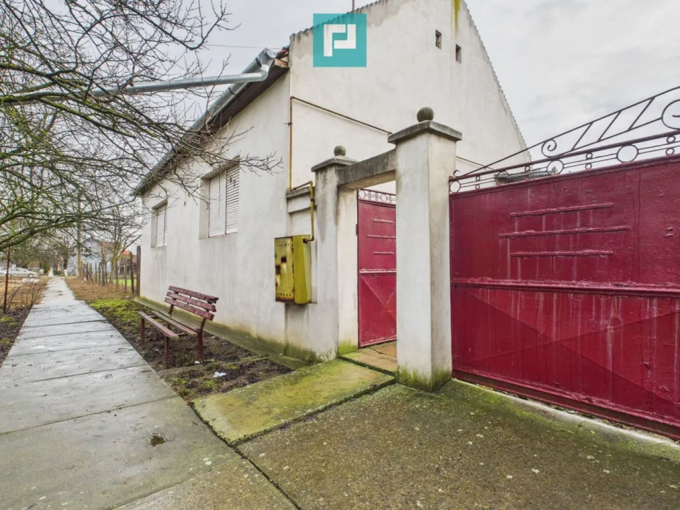 Casă cu 4 camere în Nădab - Se oferă spre vânzare casă situată în localitatea Nadab, cu suprafață utilă de 150 mp și teren de 1.473 mp. Imobilul este format din două corpuri unite: partea din față construită din cărămidă și văiugă, cu fundație de beton partea din spate construită din beton Casa este compartimentată în 4 camere, bucătărie și baie. Acoperișul este nou, iar încălzirea se face pe gaz, cu teracote. Imobilul este racordat la toate utilitățile: curent electric, apă, canalizare și gaz. Curtea generoasă oferă multiple posibilități de utilizare și amenajare. Agenți imobiliari: Szekeres Carol Telefon: 0729 966 649 Email: carol.szekeres@propertylab.ro Cristina Sipea Telefon: 0741 688 040 Email: cristina.sipea@propertylab.ro CP2892468 }}