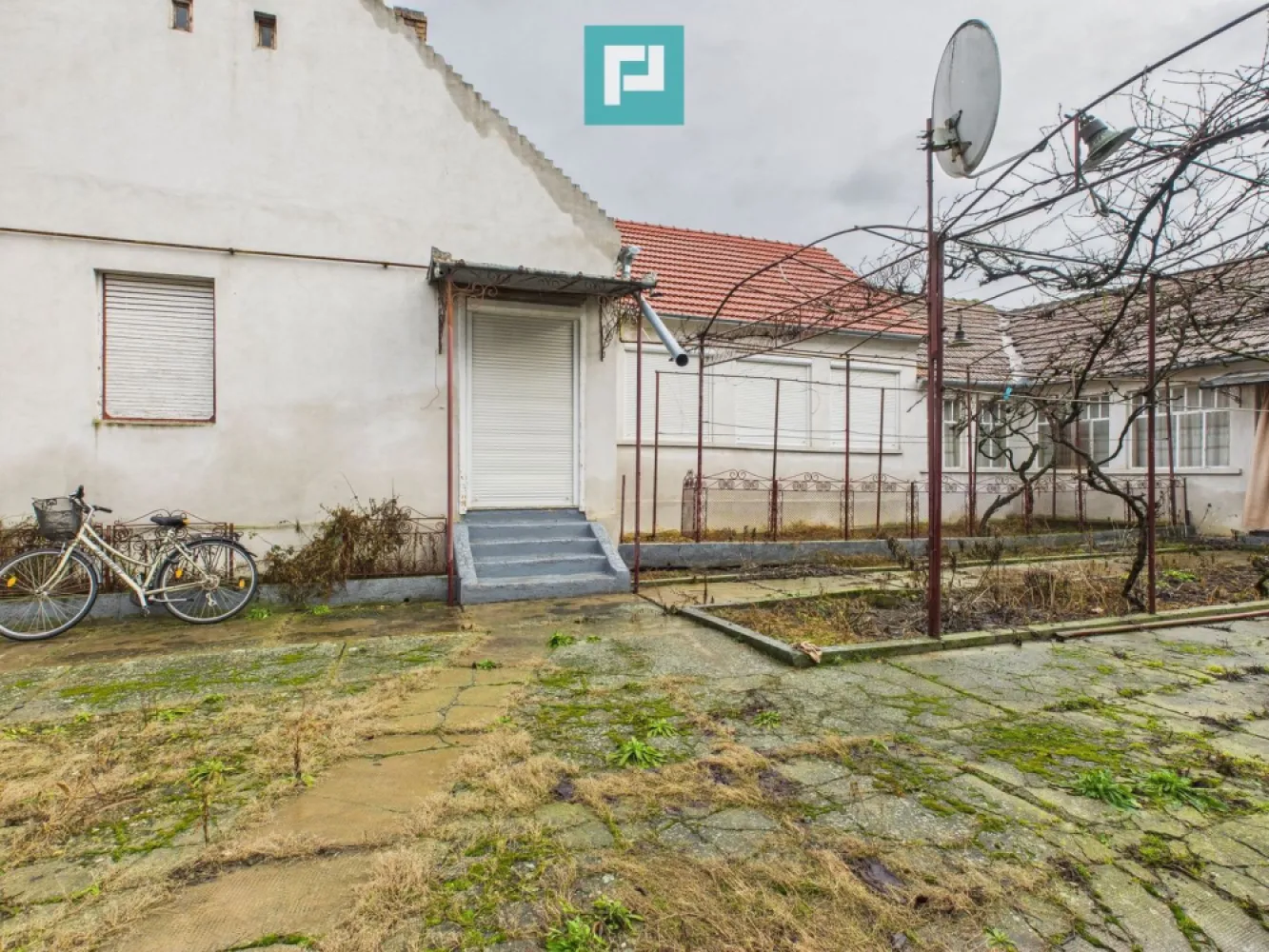 Casă cu 4 camere în Nădab - Se oferă spre vânzare casă situată în localitatea Nadab, cu suprafață utilă de 150 mp și teren de 1.473 mp. Imobilul este format din două corpuri unite: partea din față construită din cărămidă și văiugă, cu fundație de beton partea din spate construită din beton Casa este compartimentată în 4 camere, bucătărie și baie. Acoperișul este nou, iar încălzirea se face pe gaz, cu teracote. Imobilul este racordat la toate utilitățile: curent electric, apă, canalizare și gaz. Curtea generoasă oferă multiple posibilități de utilizare și amenajare. Agenți imobiliari: Szekeres Carol Telefon: 0729 966 649 Email: carol.szekeres@propertylab.ro Cristina Sipea Telefon: 0741 688 040 Email: cristina.sipea@propertylab.ro CP2892468 }}