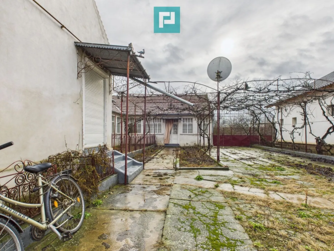 Casă cu 4 camere în Nădab - Se oferă spre vânzare casă situată în localitatea Nadab, cu suprafață utilă de 150 mp și teren de 1.473 mp. Imobilul este format din două corpuri unite: partea din față construită din cărămidă și văiugă, cu fundație de beton partea din spate construită din beton Casa este compartimentată în 4 camere, bucătărie și baie. Acoperișul este nou, iar încălzirea se face pe gaz, cu teracote. Imobilul este racordat la toate utilitățile: curent electric, apă, canalizare și gaz. Curtea generoasă oferă multiple posibilități de utilizare și amenajare. Agenți imobiliari: Szekeres Carol Telefon: 0729 966 649 Email: carol.szekeres@propertylab.ro Cristina Sipea Telefon: 0741 688 040 Email: cristina.sipea@propertylab.ro CP2892468 }}