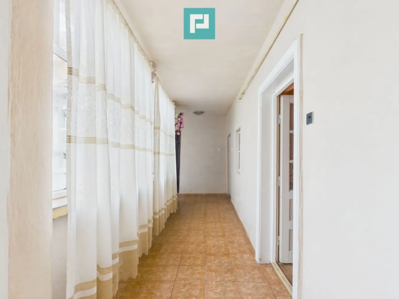 Casă cu 4 camere în Nădab - Se oferă spre vânzare casă situată în localitatea Nadab, cu suprafață utilă de 150 mp și teren de 1.473 mp. Imobilul este format din două corpuri unite: partea din față construită din cărămidă și văiugă, cu fundație de beton partea din spate construită din beton Casa este compartimentată în 4 camere, bucătărie și baie. Acoperișul este nou, iar încălzirea se face pe gaz, cu teracote. Imobilul este racordat la toate utilitățile: curent electric, apă, canalizare și gaz. Curtea generoasă oferă multiple posibilități de utilizare și amenajare. Agenți imobiliari: Szekeres Carol Telefon: 0729 966 649 Email: carol.szekeres@propertylab.ro Cristina Sipea Telefon: 0741 688 040 Email: cristina.sipea@propertylab.ro CP2892468 }}