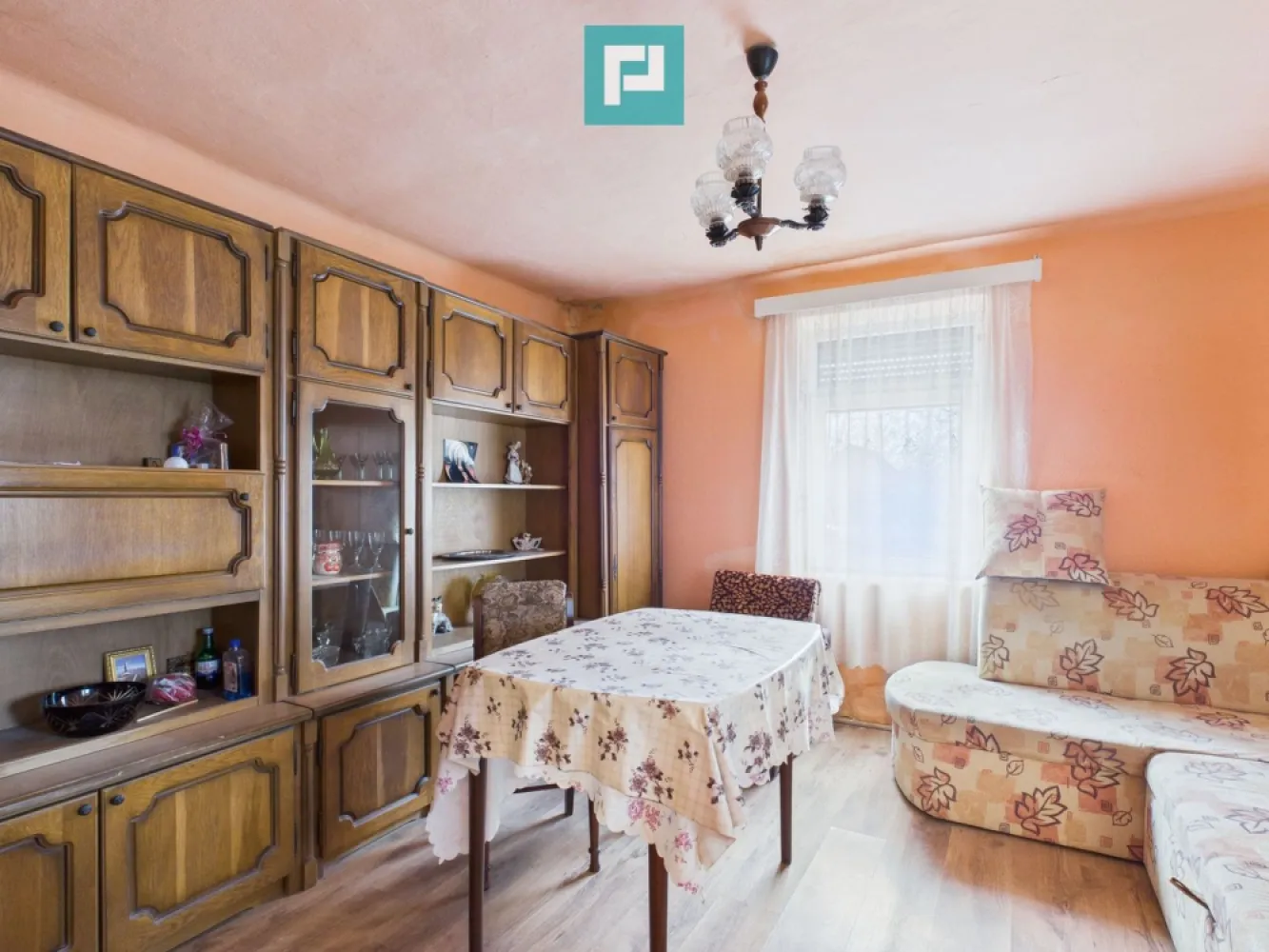 Casă cu 4 camere în Nădab - Se oferă spre vânzare casă situată în localitatea Nadab, cu suprafață utilă de 150 mp și teren de 1.473 mp. Imobilul este format din două corpuri unite: partea din față construită din cărămidă și văiugă, cu fundație de beton partea din spate construită din beton Casa este compartimentată în 4 camere, bucătărie și baie. Acoperișul este nou, iar încălzirea se face pe gaz, cu teracote. Imobilul este racordat la toate utilitățile: curent electric, apă, canalizare și gaz. Curtea generoasă oferă multiple posibilități de utilizare și amenajare. Agenți imobiliari: Szekeres Carol Telefon: 0729 966 649 Email: carol.szekeres@propertylab.ro Cristina Sipea Telefon: 0741 688 040 Email: cristina.sipea@propertylab.ro CP2892468 }}